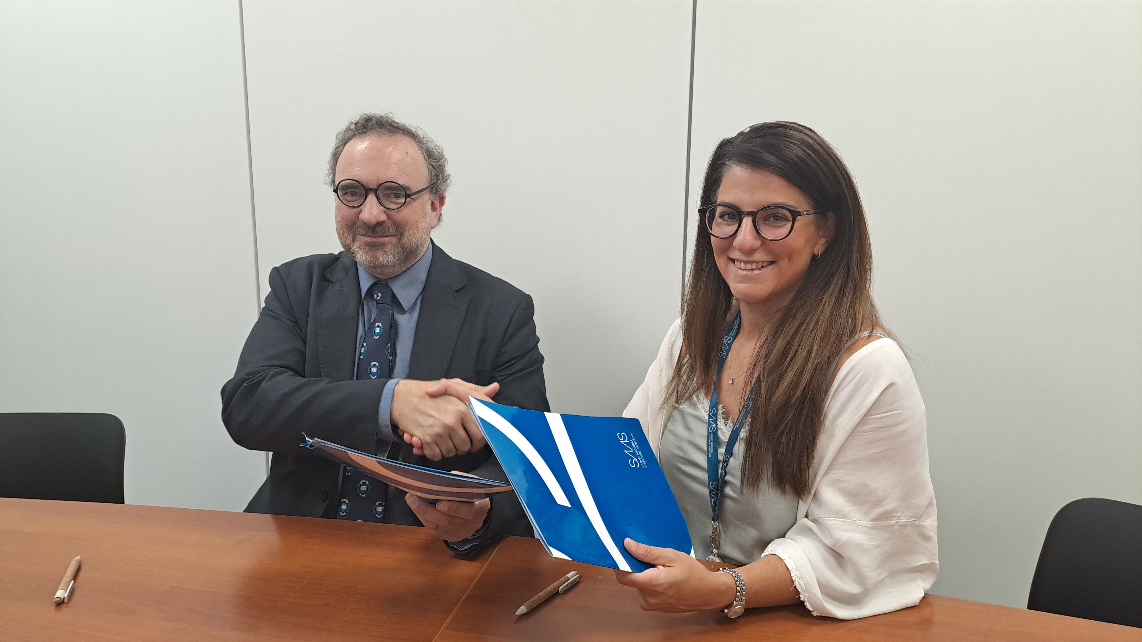 Minoves i Cosan, un cop signat el conveni. La portaveu del Sindicat, Rebeca Bonache.