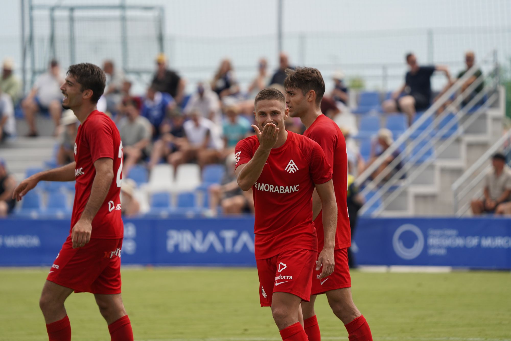 Quintana, celebrant el seu primer gol amb la samarreta de l'FC Andorra. La portaveu del Sindicat, Rebeca Bonache.