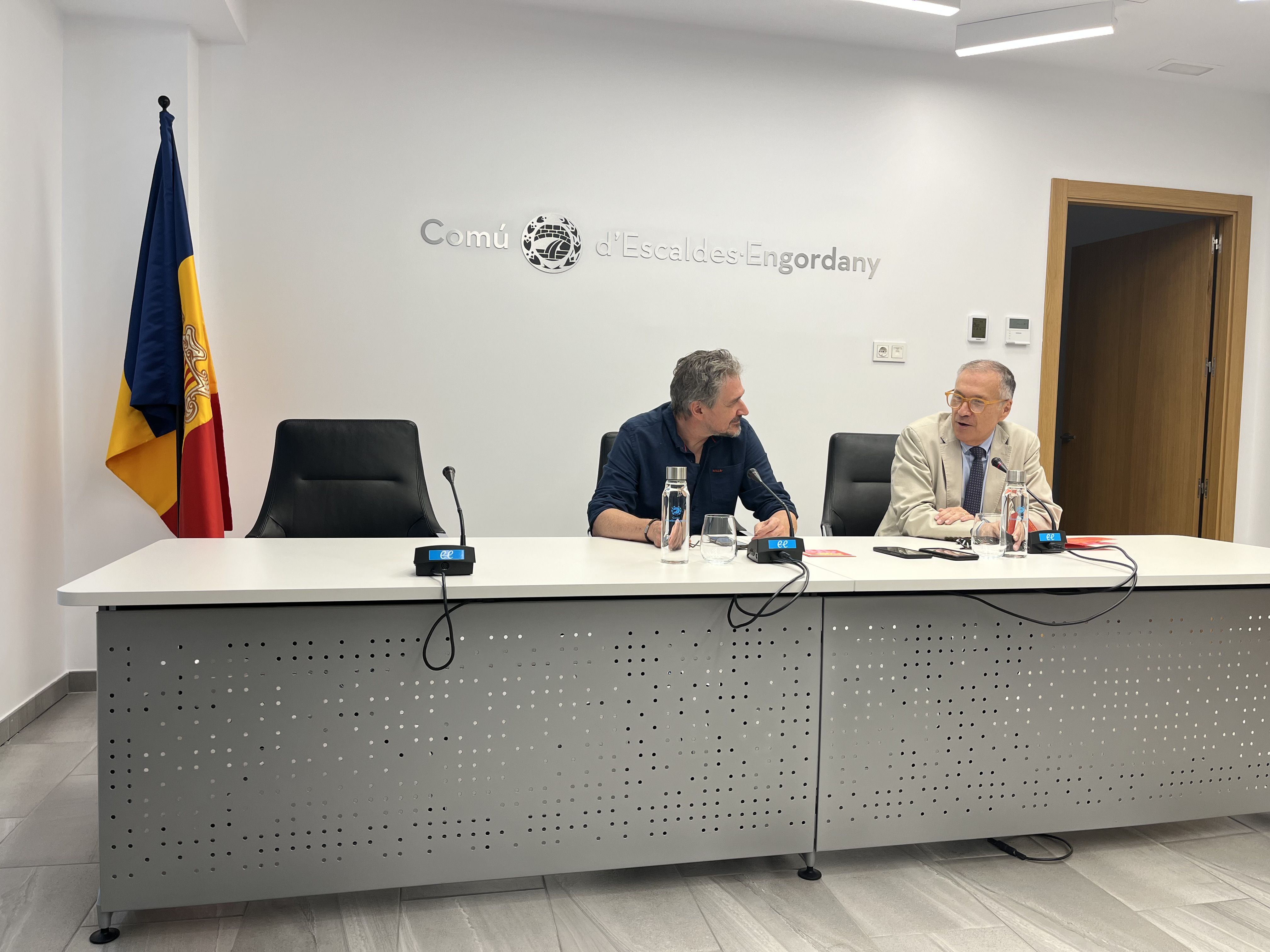 El resident de l'Esbart Santa Anna, Manel Rodríguez, i el conseller de Cultura, Valentí Closa,