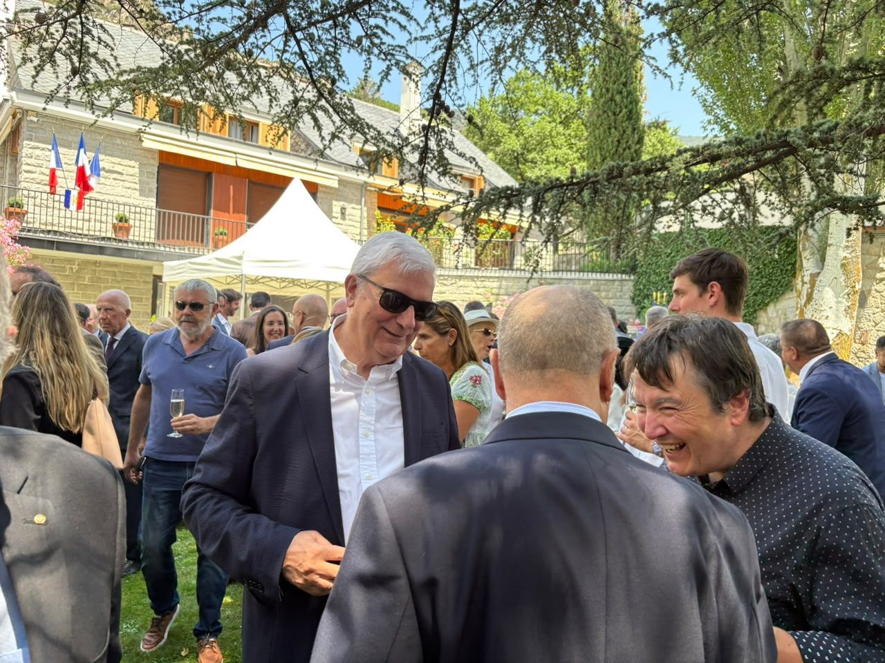 Gerard Cadena conversa amb altres representants de la societat civil del país a la recepció oferta per l'Ambaixada de França amb motiu de la celebració del Dia Nacional.