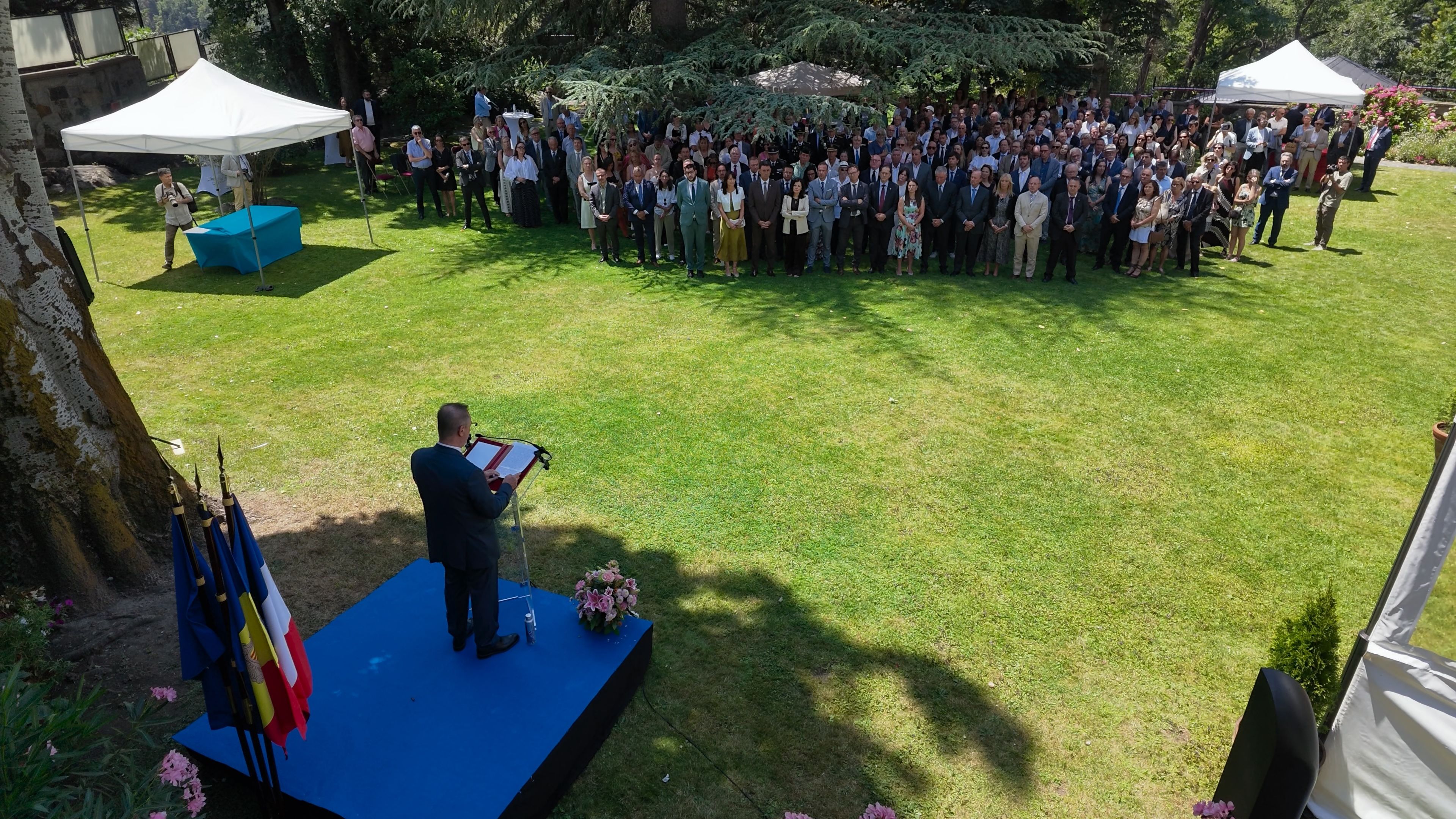 Nicolas Eybalin pronunciant el discurs als jardins de l'Ambaixada.