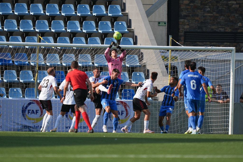 El porter Javi Díaz allunya la pilota de punys a l'Estadi Nacional.