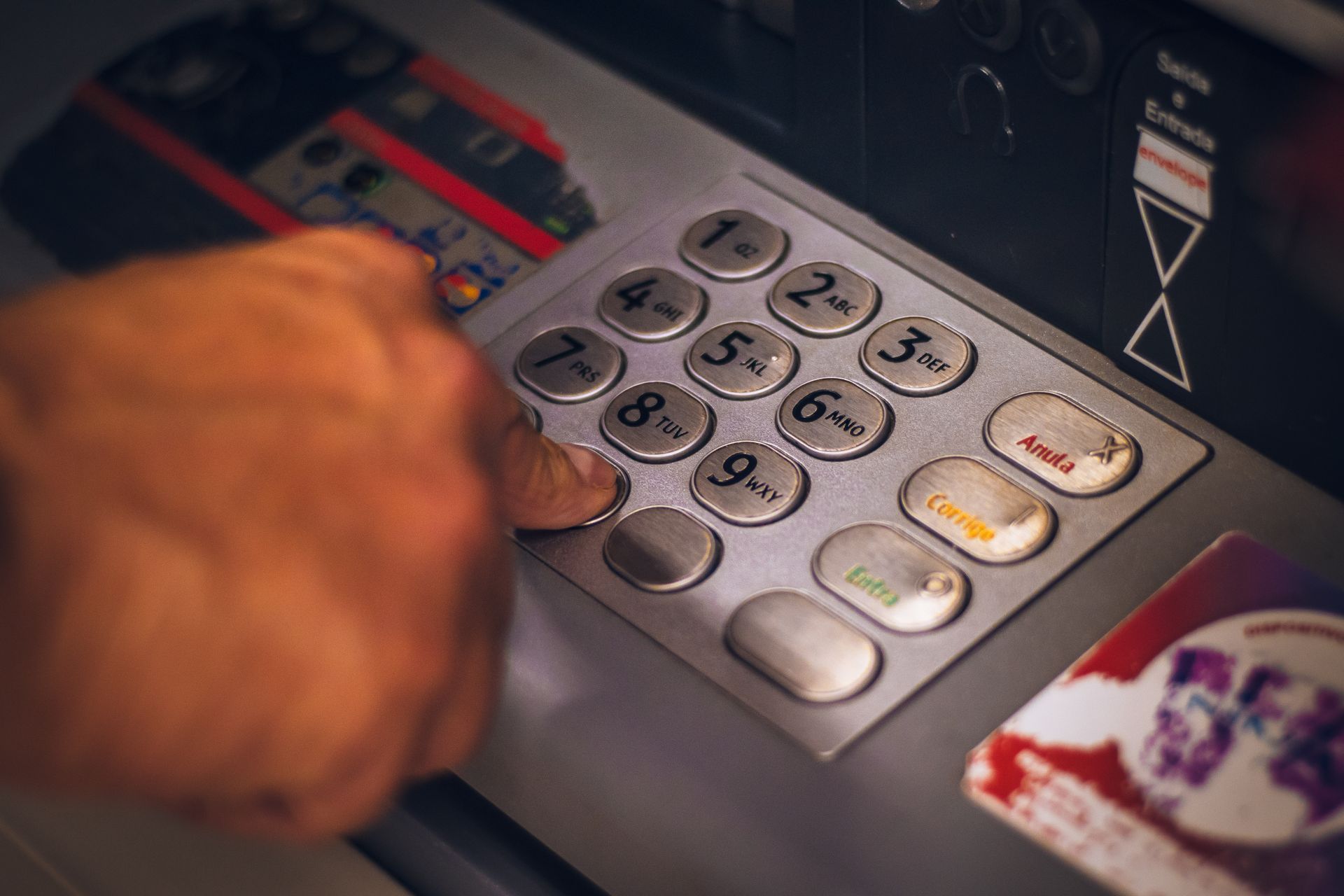 Un home fent servir un caixer automàtic.