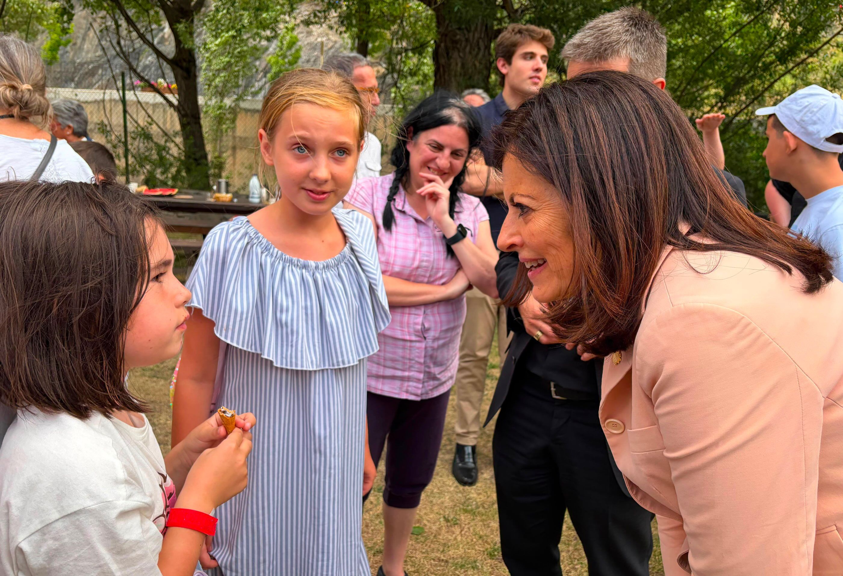 La ministra d'Exteriors, Imma Tor, parlant amb els infants. La ministra d'Exteriors, Imma Tor, parlant amb els infants.