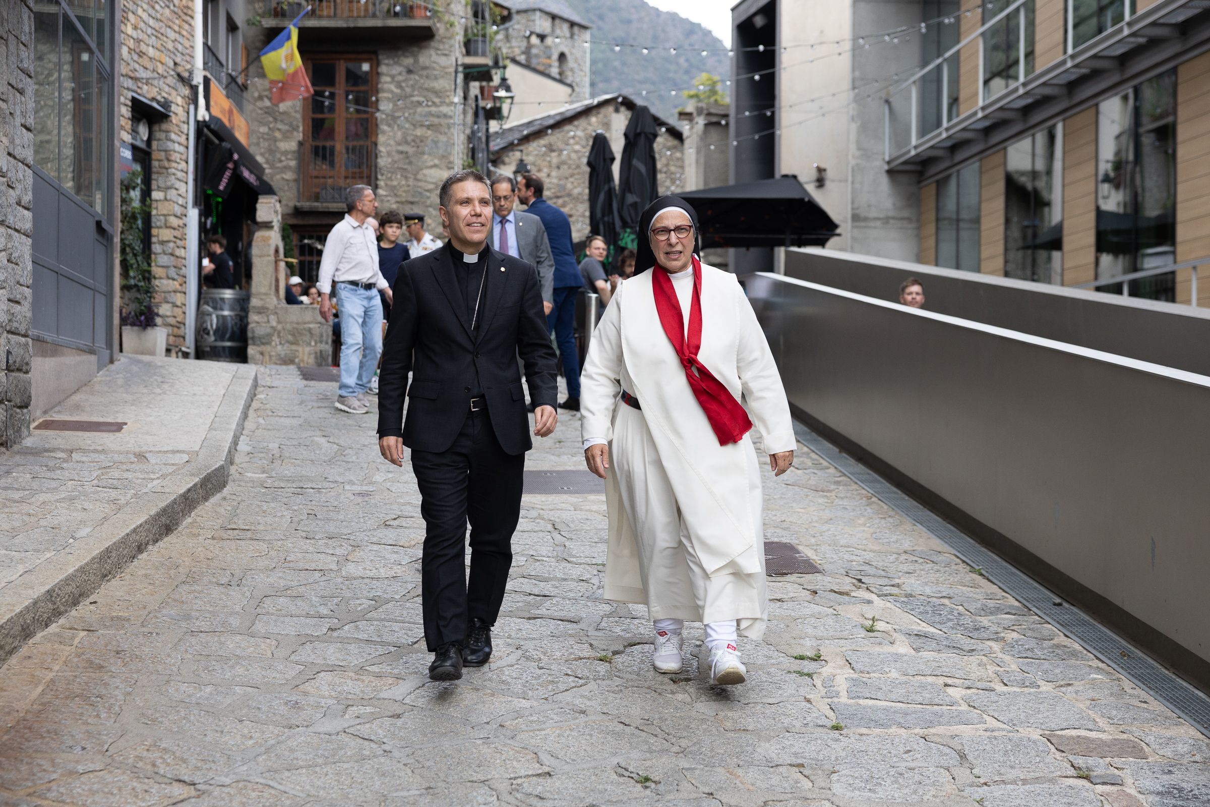 Arribada del Copríncep episcopal i Sor Lucía Caram a la plaça del Consell. Arribada del Copríncep episcopal i Sor Lucía Caram a la plaça del Consell.