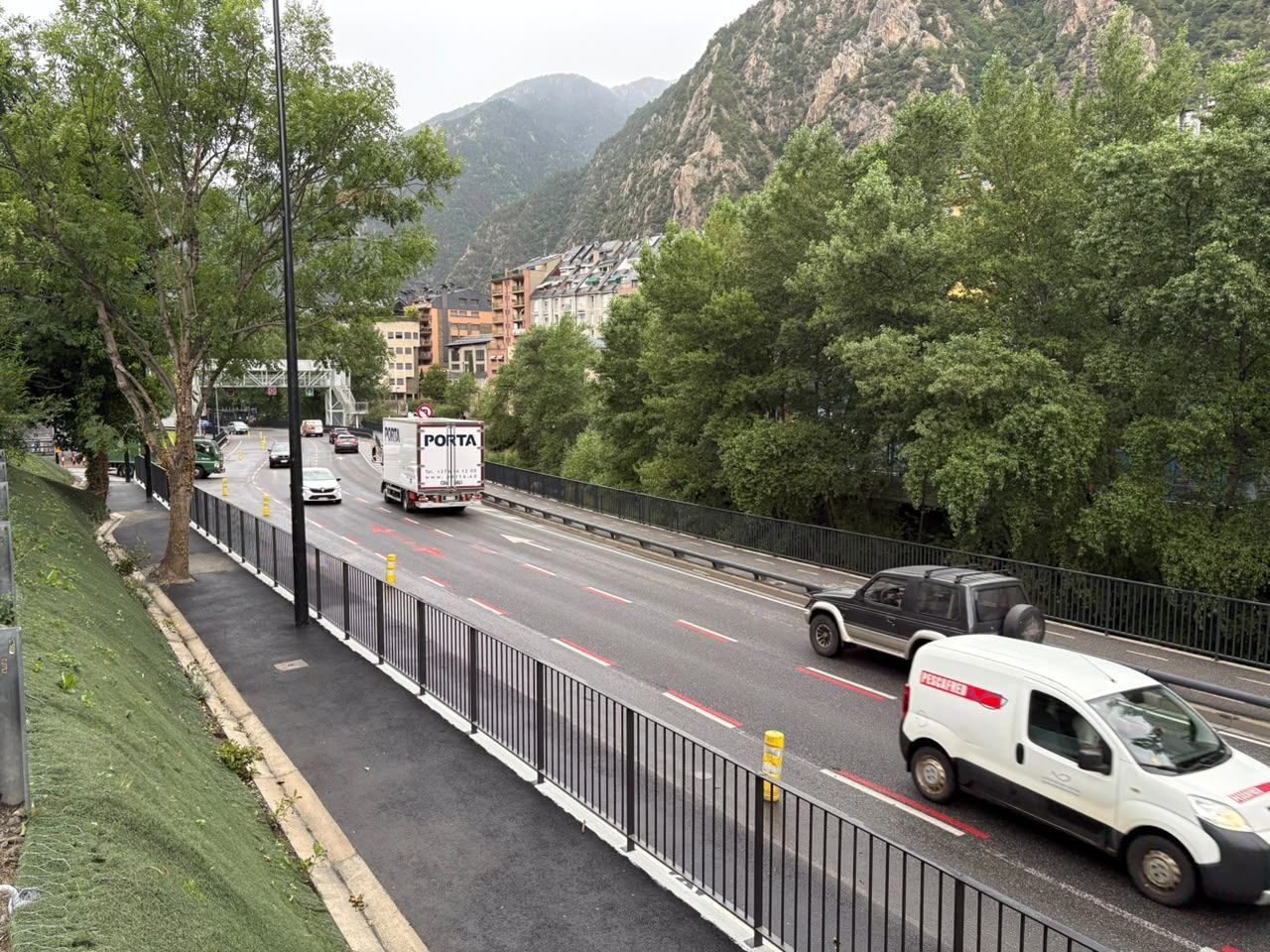 La nova voravia construïda a la CG-1, entre l’Estadi Comunal i la zona dels Serradells. La nova voravia construïda a la CG-1, entre l’Estadi Comunal i la zona dels Serradells.