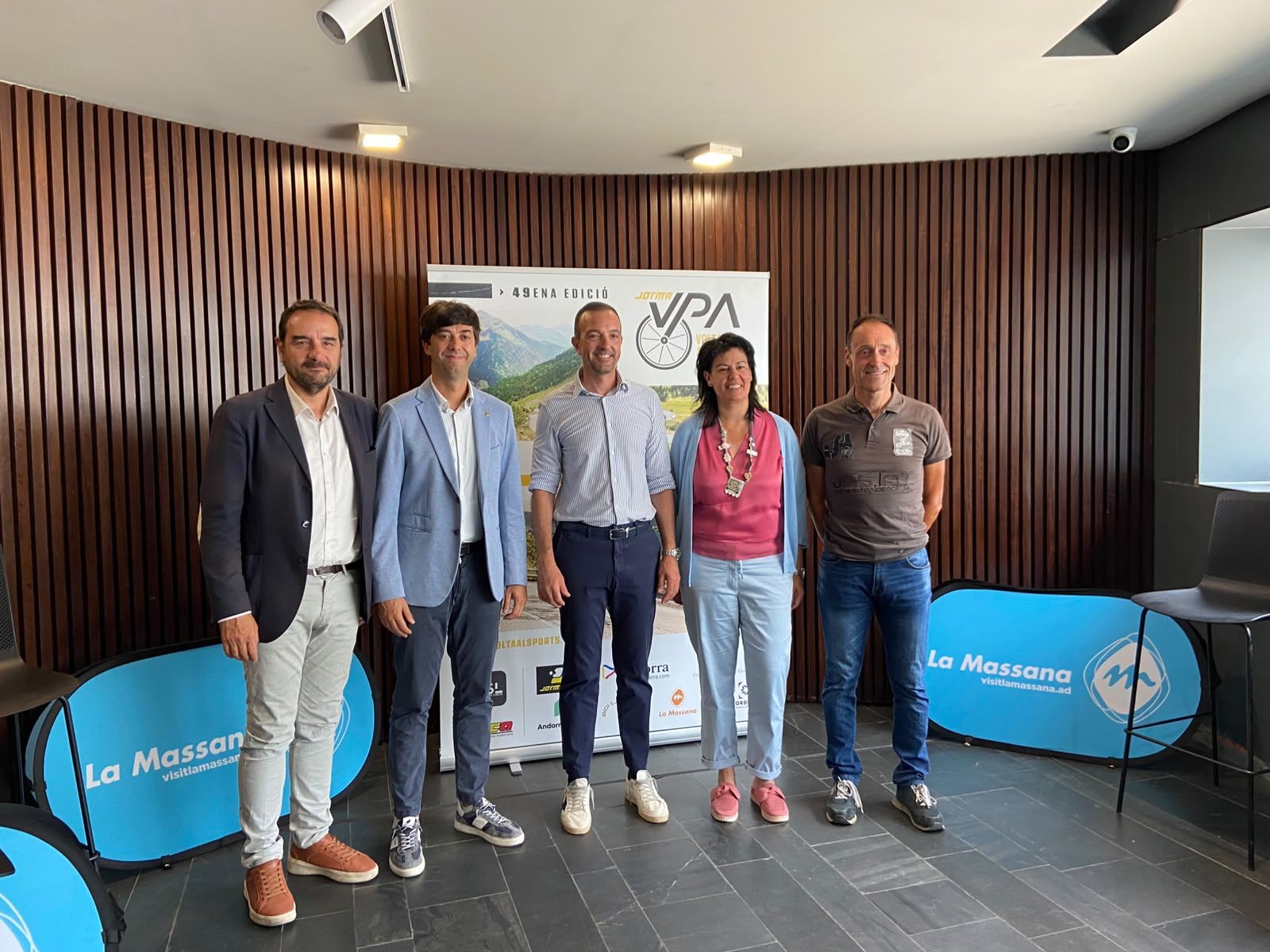 Els comuns organitzadors de la prova, el ministre de Turisme, Jordi Torres, i el director Gerard Riart, després de la presentació. Els comuns organitzadors de la prova, el ministre de Turisme, Jordi Torres, i el director Gerard Riart, després de la presentació.