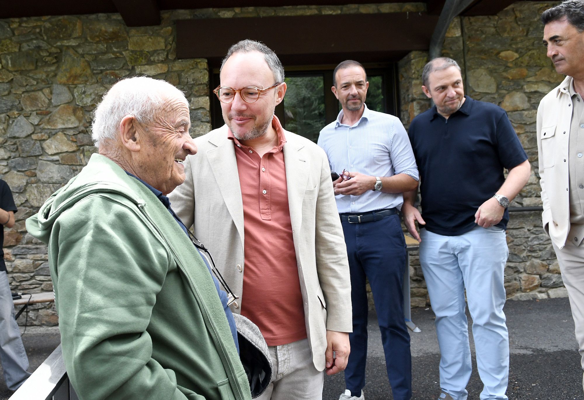 Espot conversa amb mossèn Ramon a AINA. Espot conversa amb mossèn Ramon a AINA.