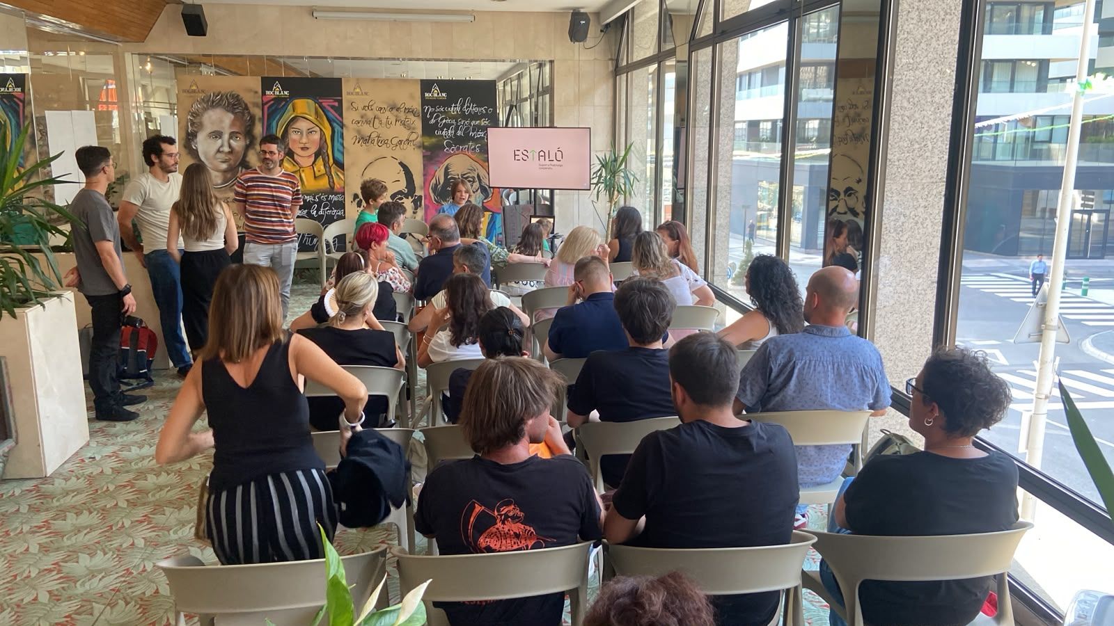 La sala plena abans de començar la presentació de l'Estaló.