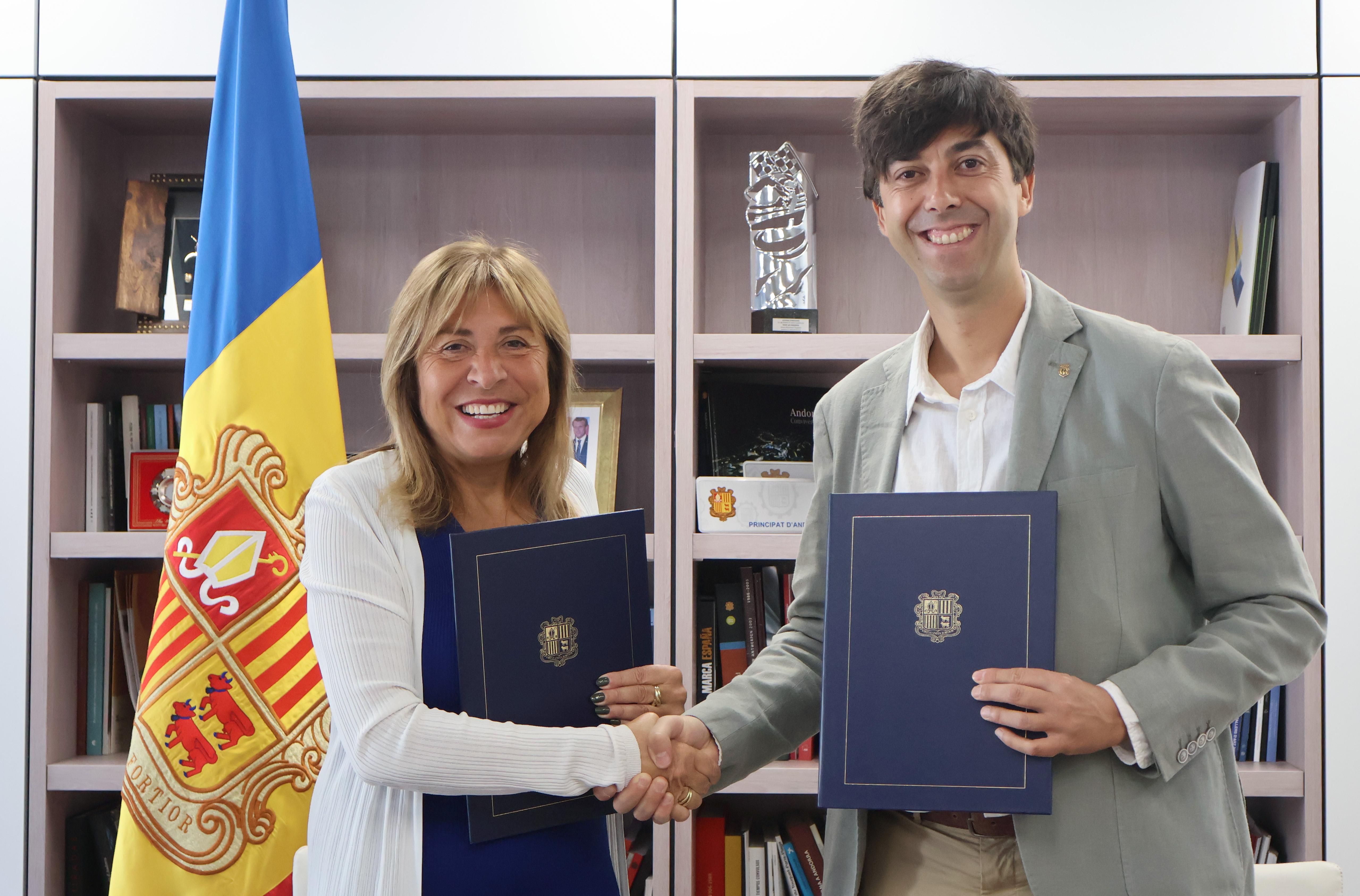 Marsol i González després de signar el conveni. Marsol i González després de signar el conveni.