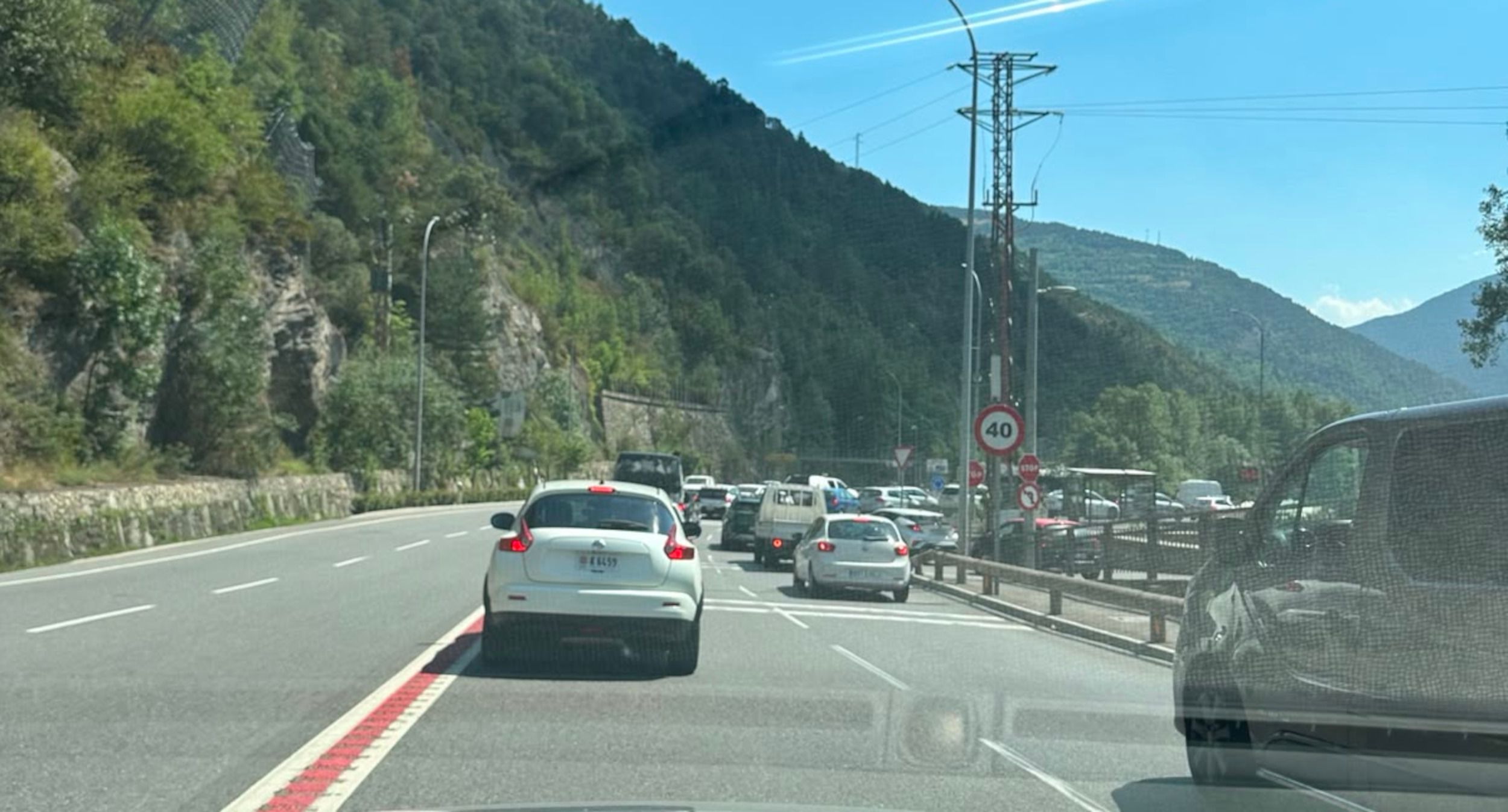 Cua per sortir en direcció a Espanya. Cua per sortir en direcció a Espanya.