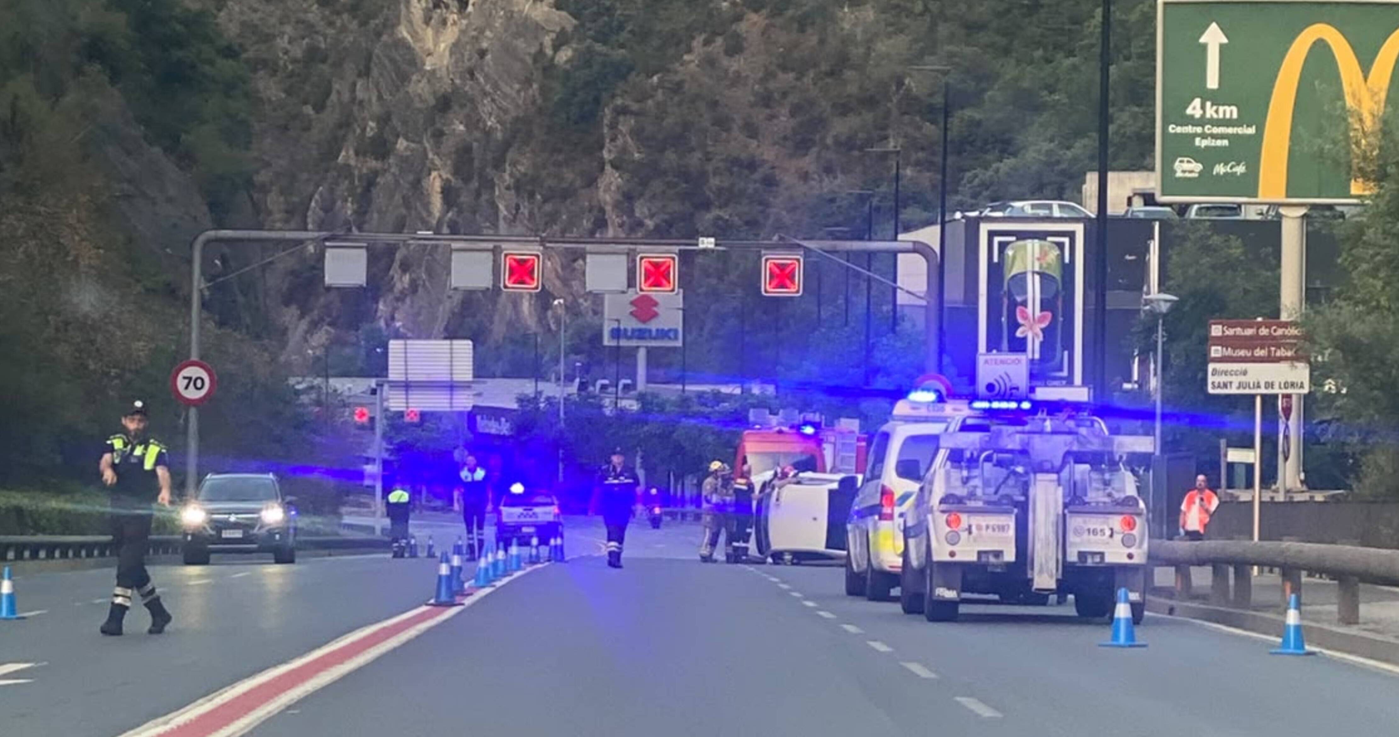 La carretera s'ha tallat totalment durant una estona. La carretera s'ha tallat totalment durant una estona.