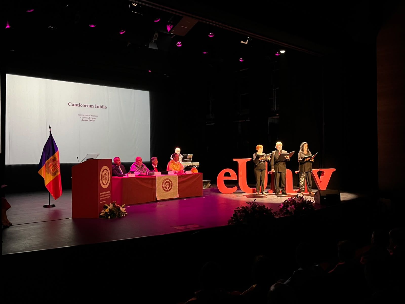 La Universitat Europea celebra amb èxit la graduació de la seva tercera promoció davant d'un Auditori Claror ple a vessar.