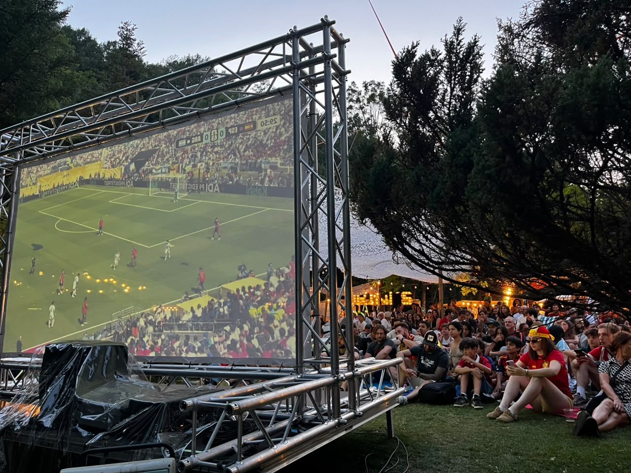 Aficionats seguint la final del mundial a la pantalla gegant instal·lada a la Serenalla Market. Aficionats seguint la final del mundial a la pantalla gegant instal·lada a la Serenalla Market.