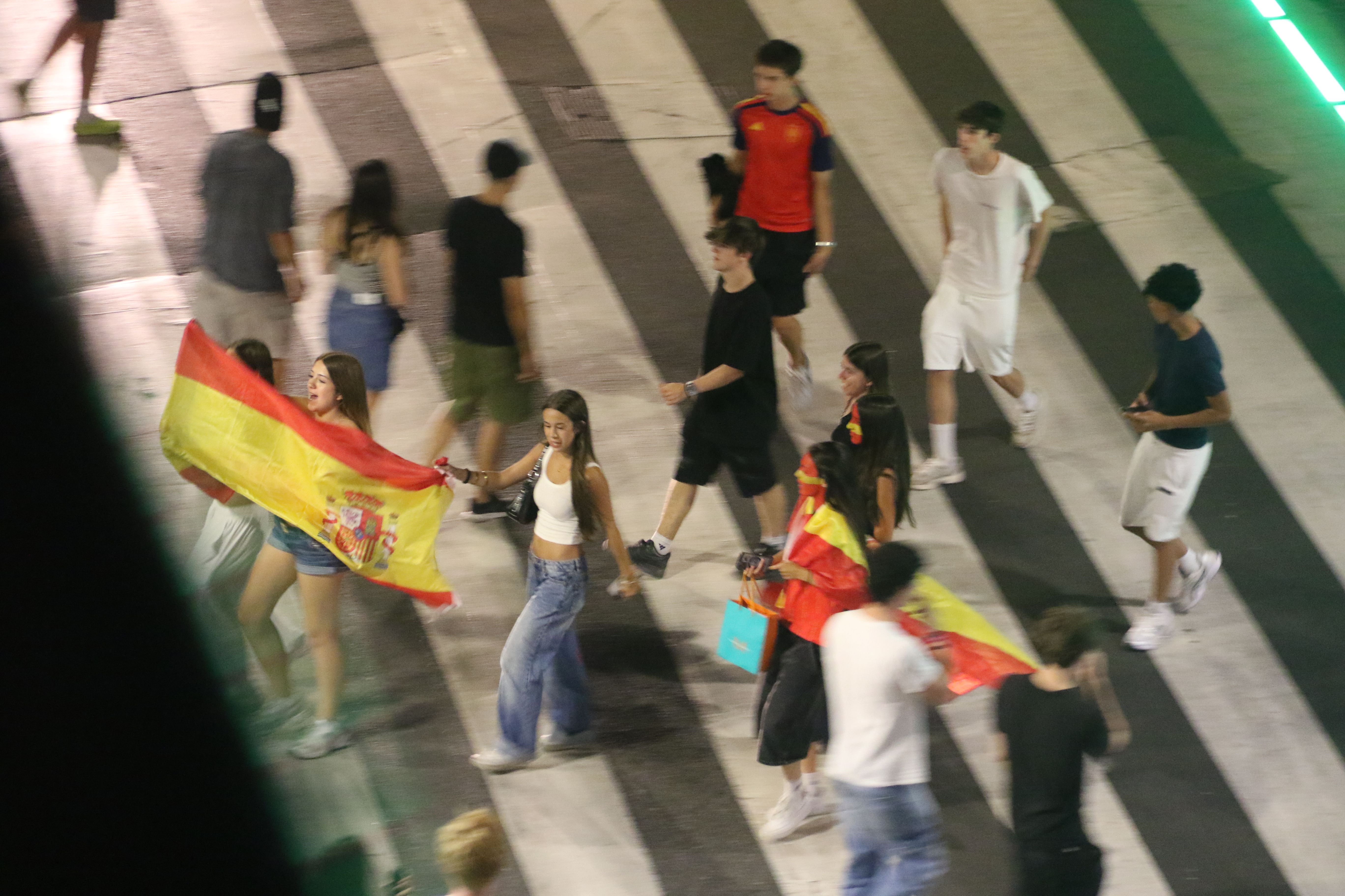 Alguns dels primers joves en arribar a la zona de la Rotonda per celebrar el triomf espanyol. Alguns dels primers joves en arribar a la zona de la Rotonda per celebrar el triomf espanyol.