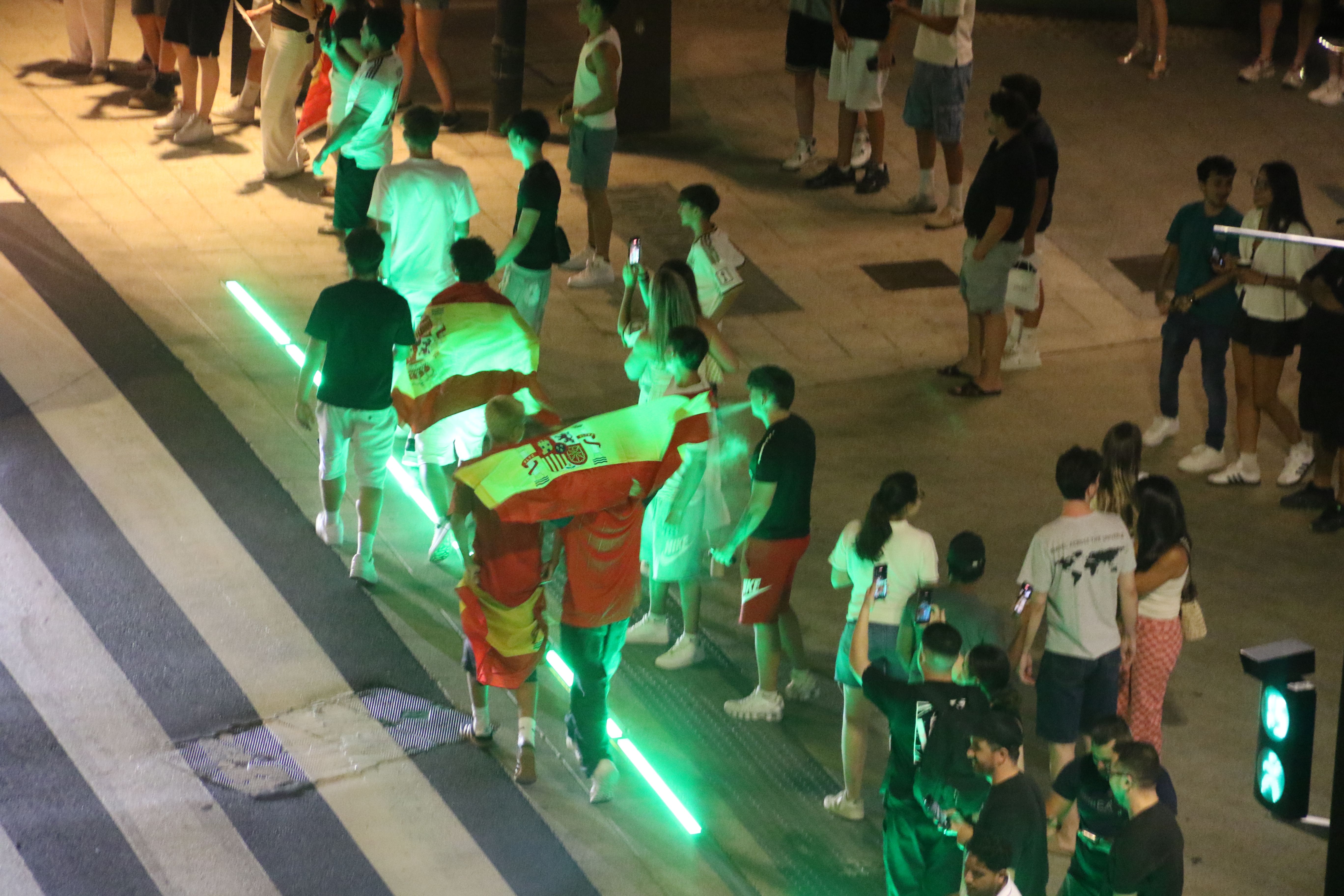 Els primers aficionats espanyols en celebrar el triomf a la zona de la Rotonda. Els primers aficionats espanyols en celebrar el triomf a la zona de la Rotonda.