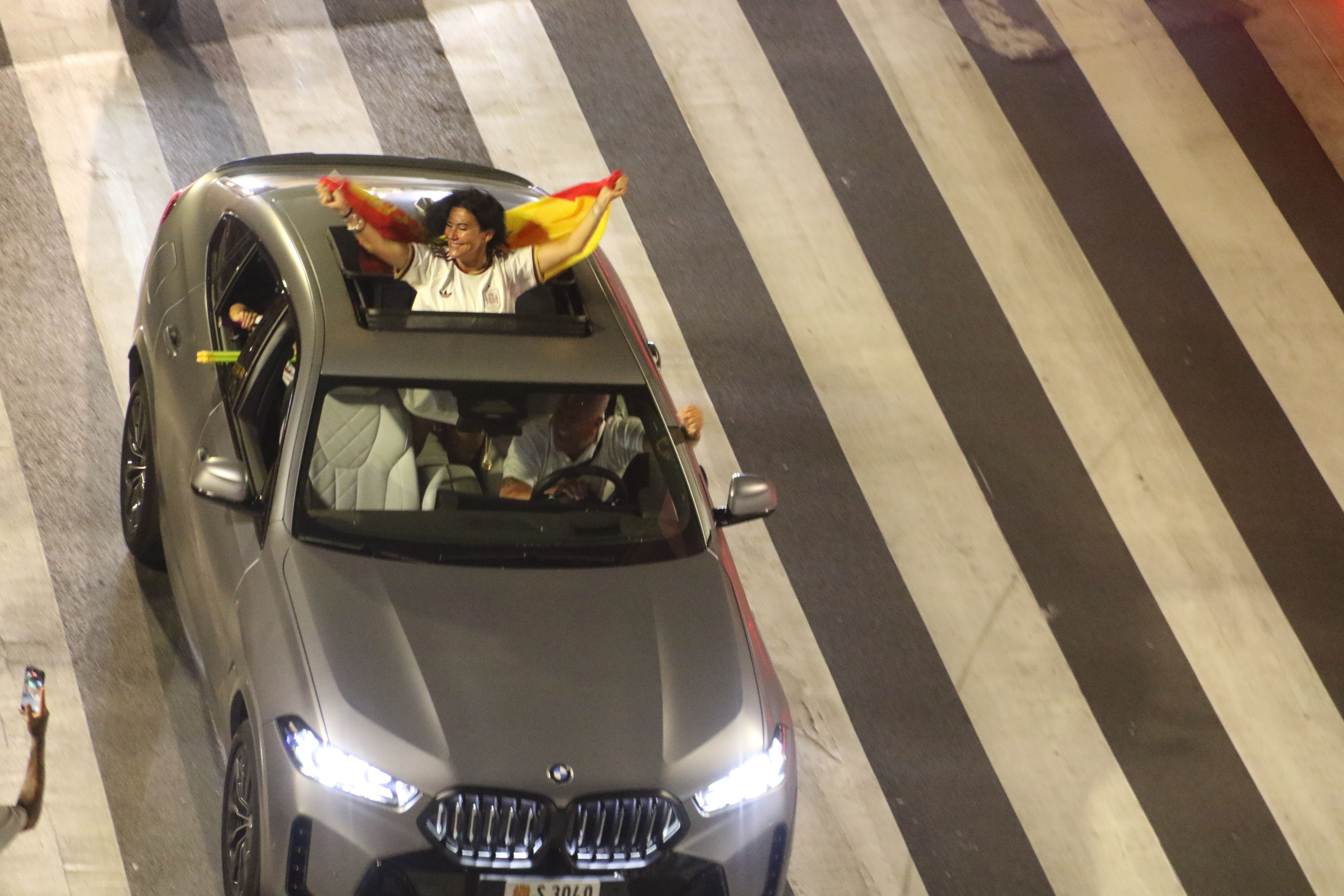 Els primers aficionats espanyols en celebrar el triomf a la zona de la Rotonda. Els primers aficionats espanyols en celebrar el triomf a la zona de la Rotonda.