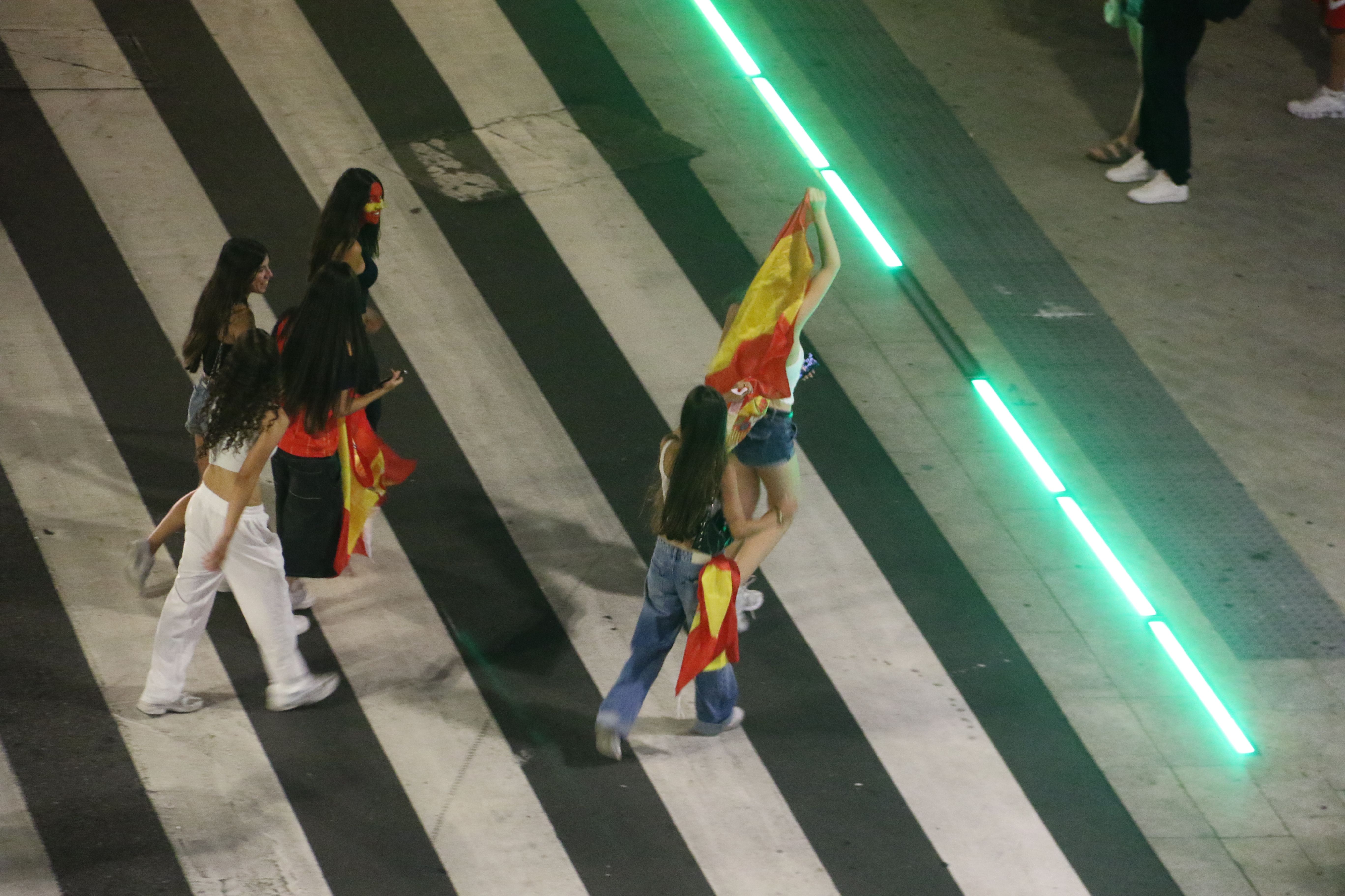 Els primers aficionats espanyols en celebrar el triomf a la zona de la Rotonda. Els primers aficionats espanyols en celebrar el triomf a la zona de la Rotonda.