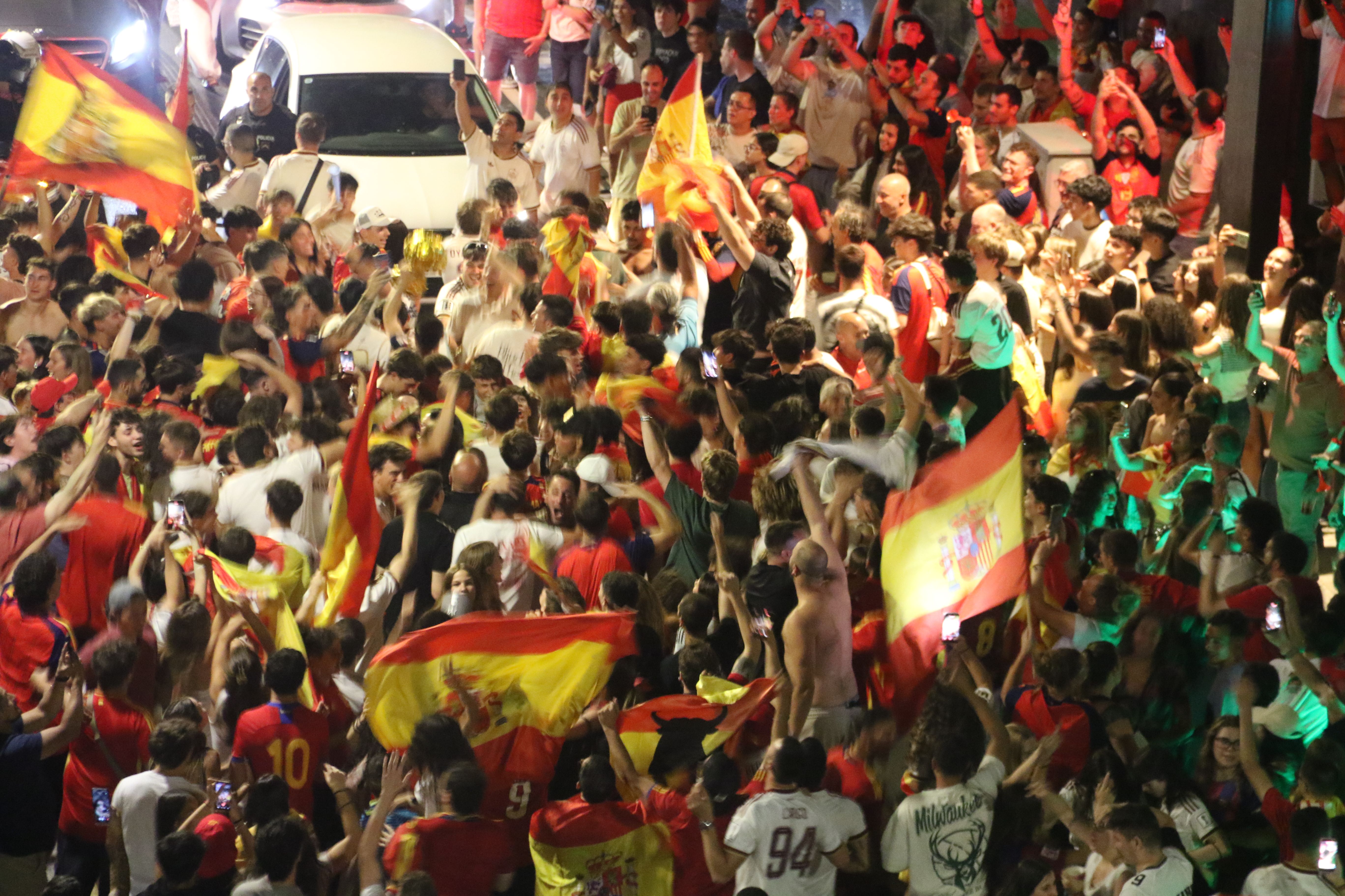 Celebració espanyola a la zona de la Rotonda d'Andorra la Vella. Celebració espanyola a la zona de la Rotonda d'Andorra la Vella.