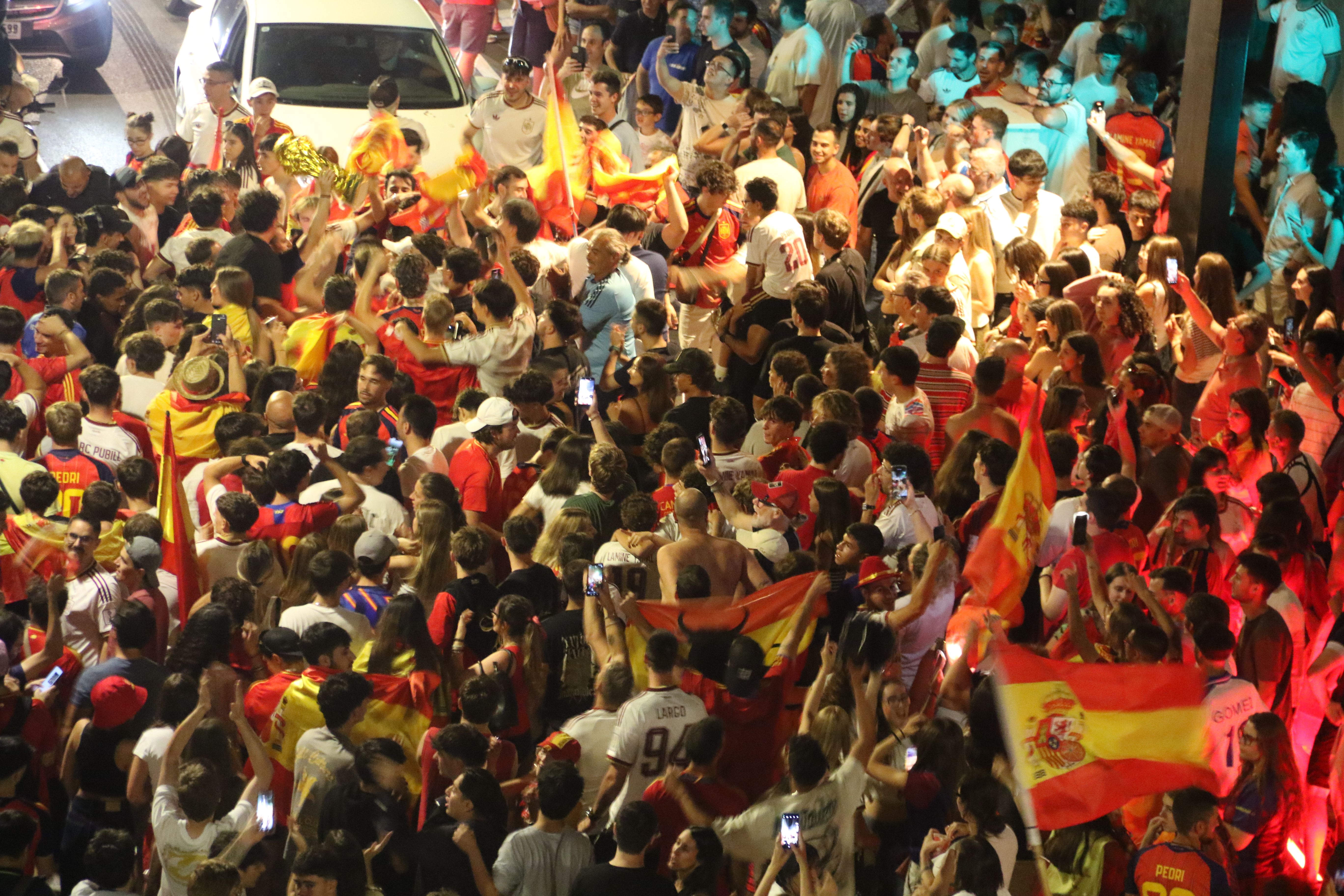 Celebració espanyola en les immediacions de la Rotonda. Celebració espanyola en les immediacions de la Rotonda.