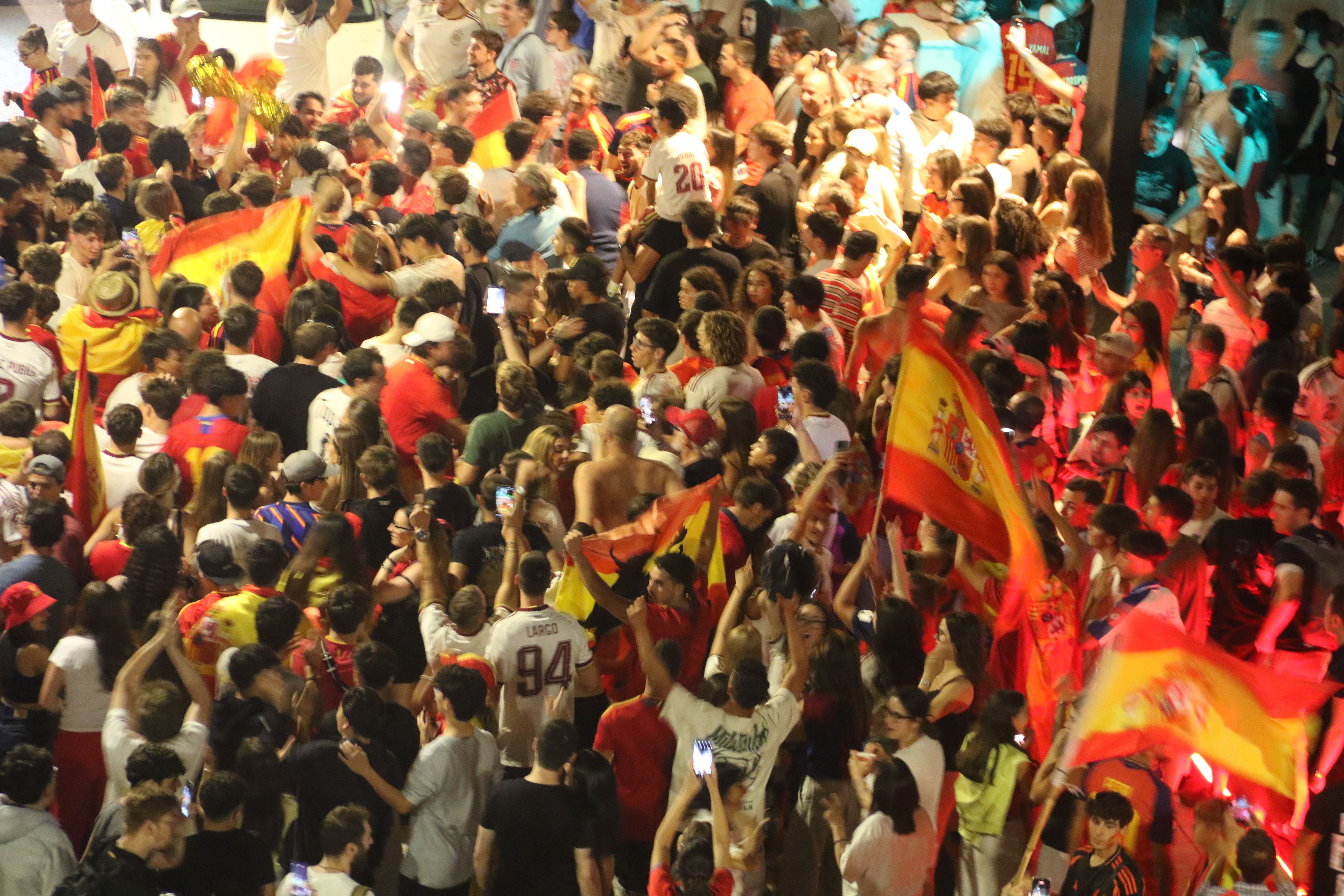 Celebració espanyola en les immediacions de la Rotonda. Celebració espanyola en les immediacions de la Rotonda.