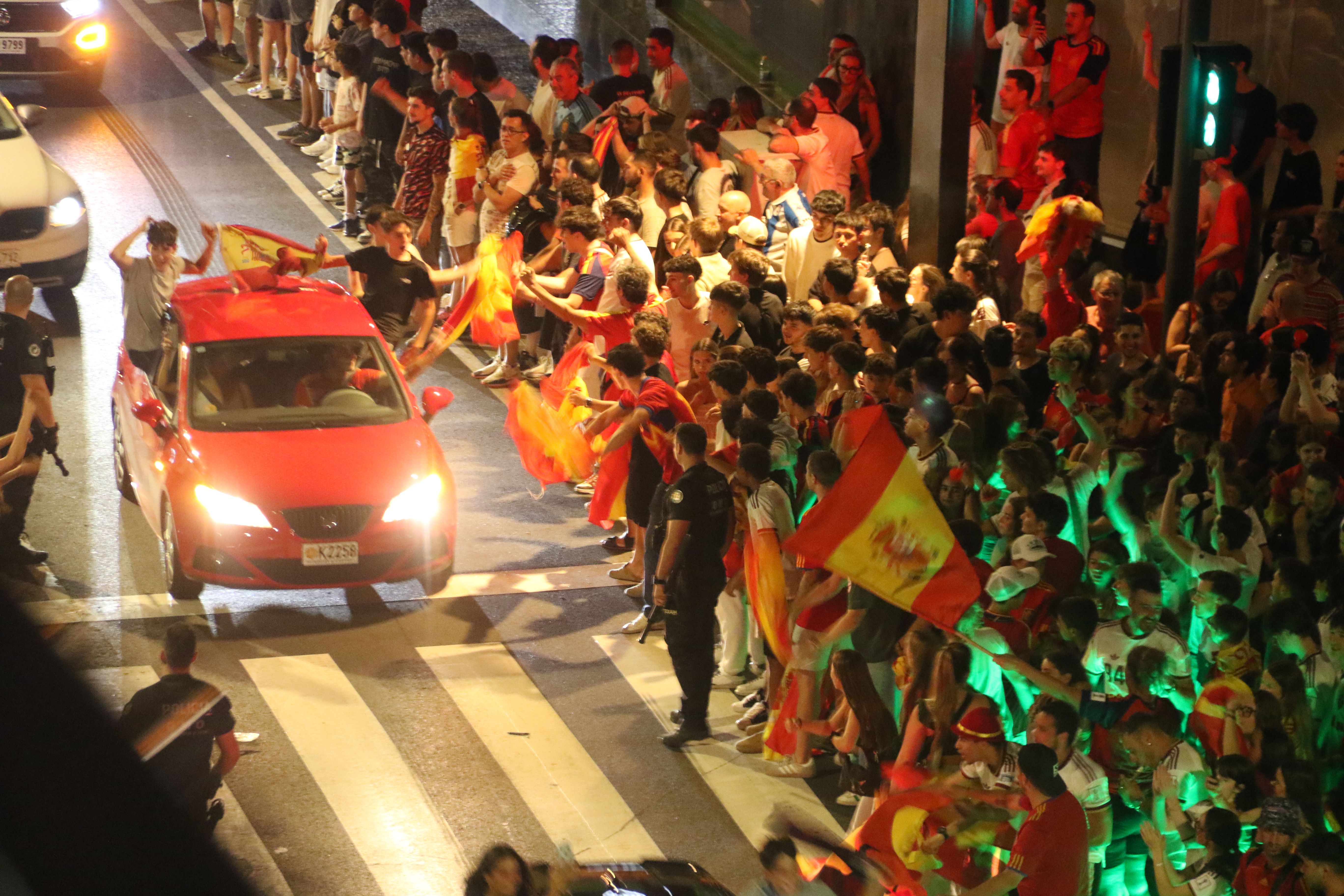 Celebració espanyola en les immediacions de la Rotonda. Celebració espanyola en les immediacions de la Rotonda.