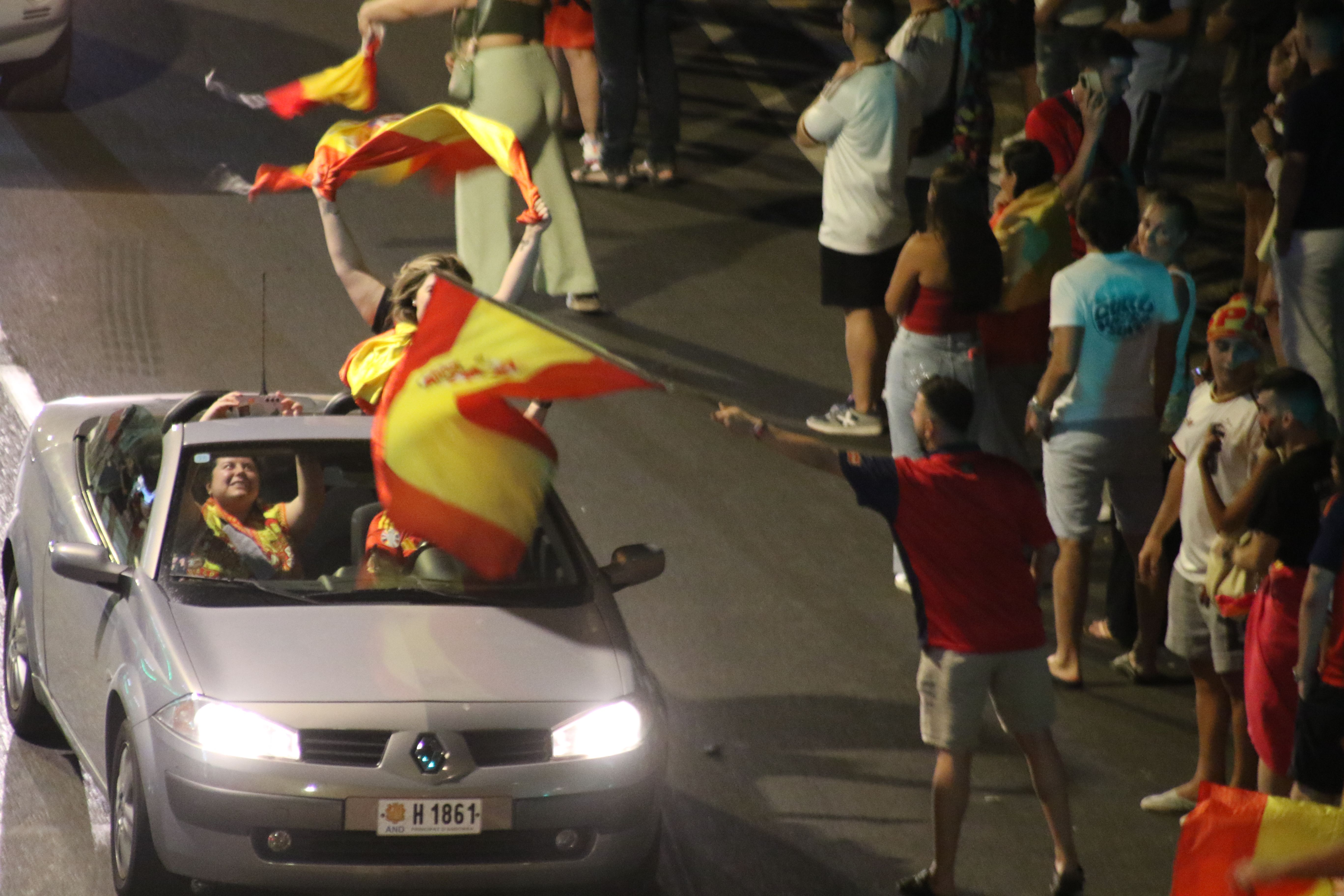Celebració espanyola en les immediacions de la Rotonda. Celebració espanyola en les immediacions de la Rotonda.