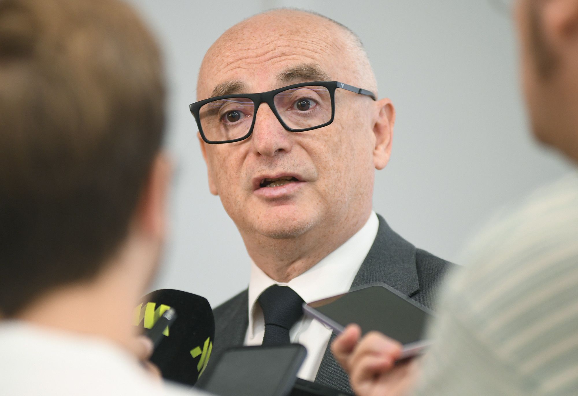 Ramon Lladós atenent els representants dels mitjans de comunicació. La portaveu del Sindicat, Rebeca Bonache.
