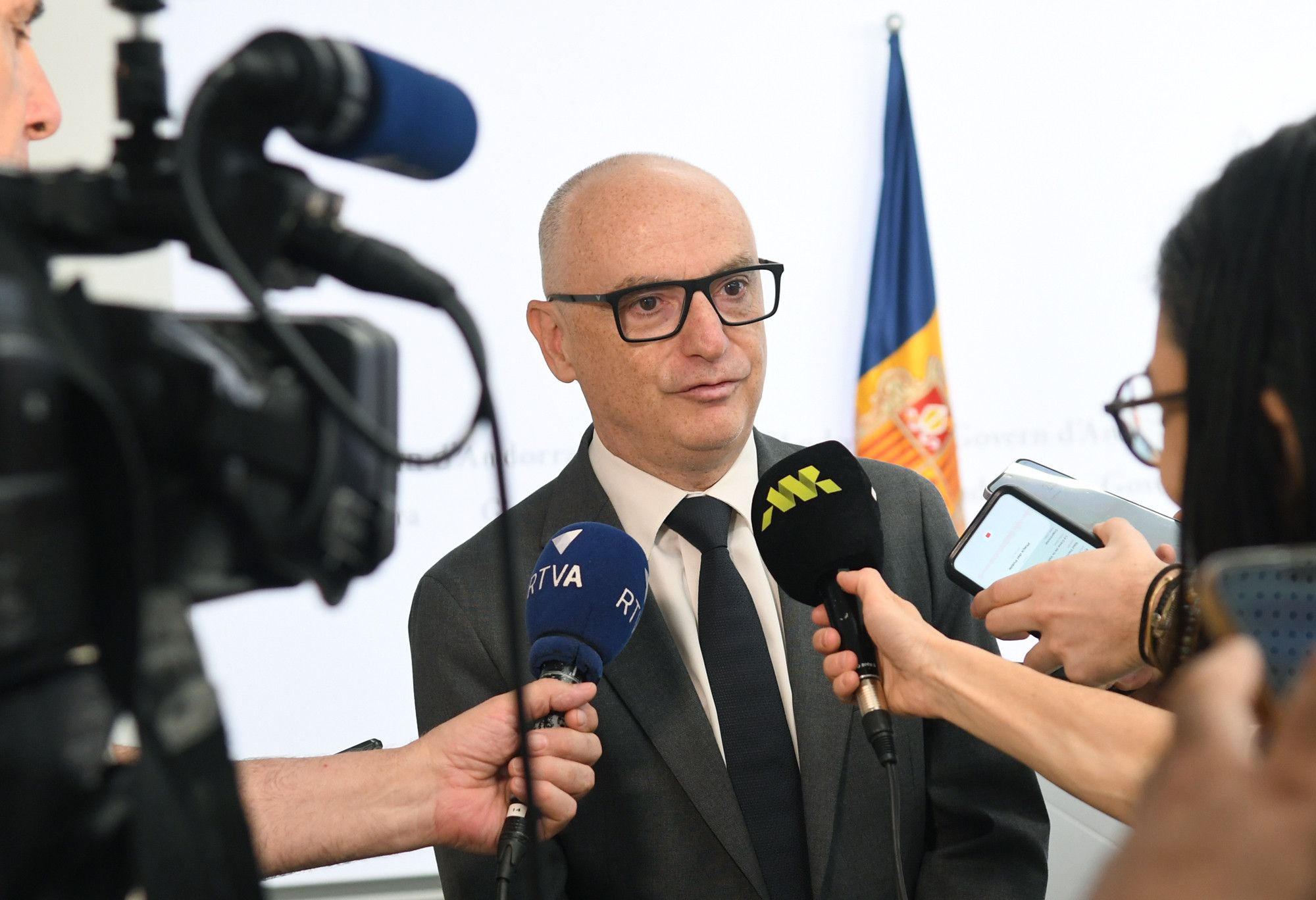 El ministre Lladós atenent als mitjans de comunicació.