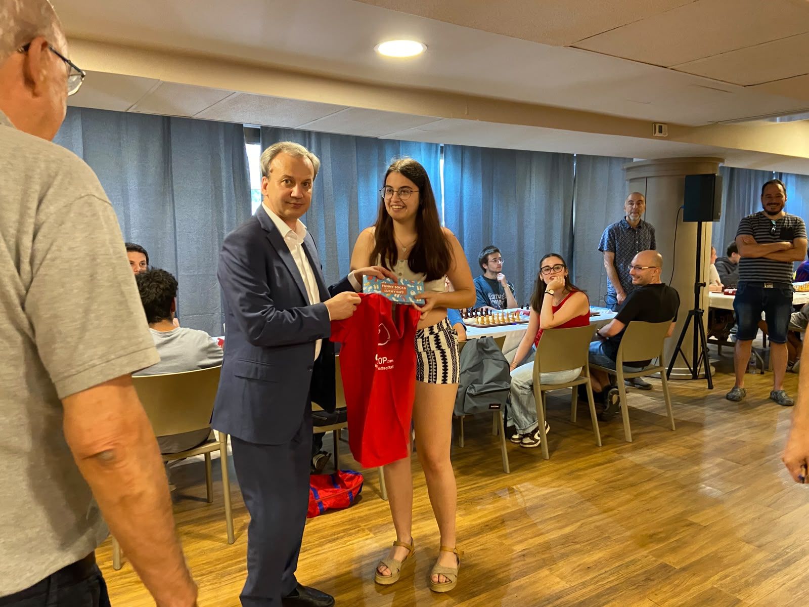 El president internacional ha entregat els obsequis del sorteig. La portaveu del Sindicat, Rebeca Bonache.