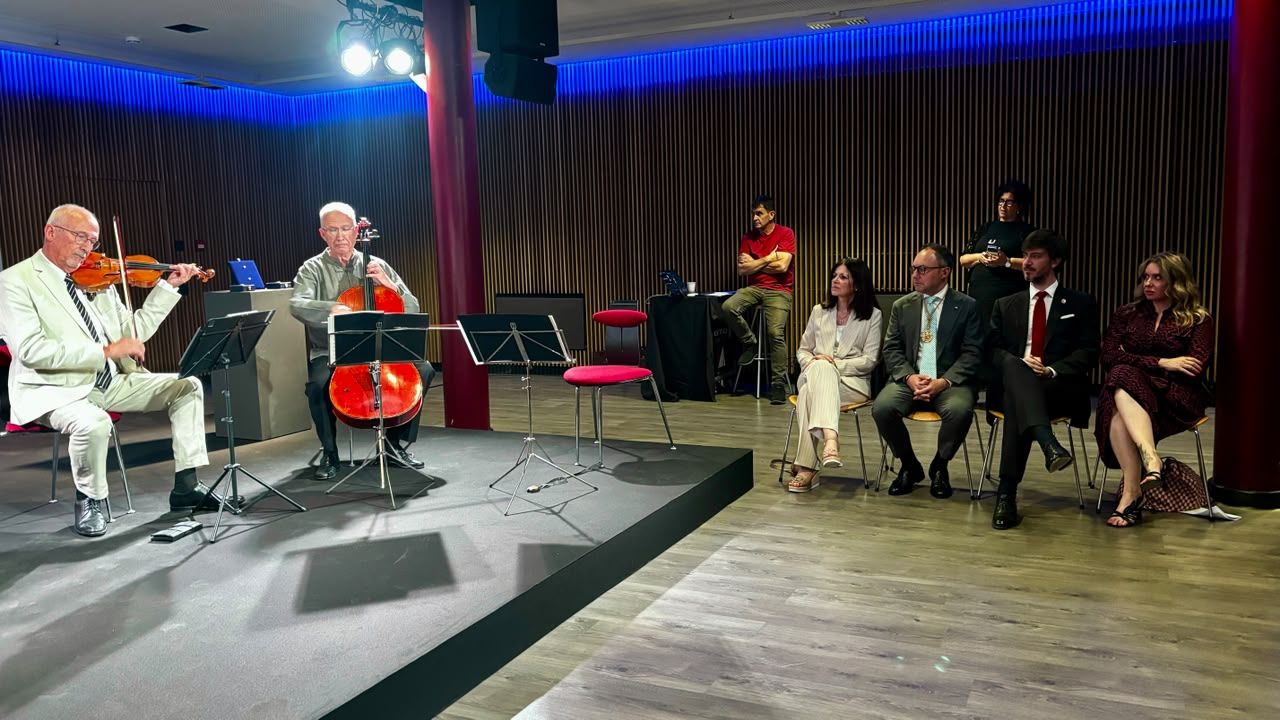 Els dos músics interpretant Beethoven abans de rebre el guardó. Els dos músics interpretant Beethoven abans de rebre el guardó.