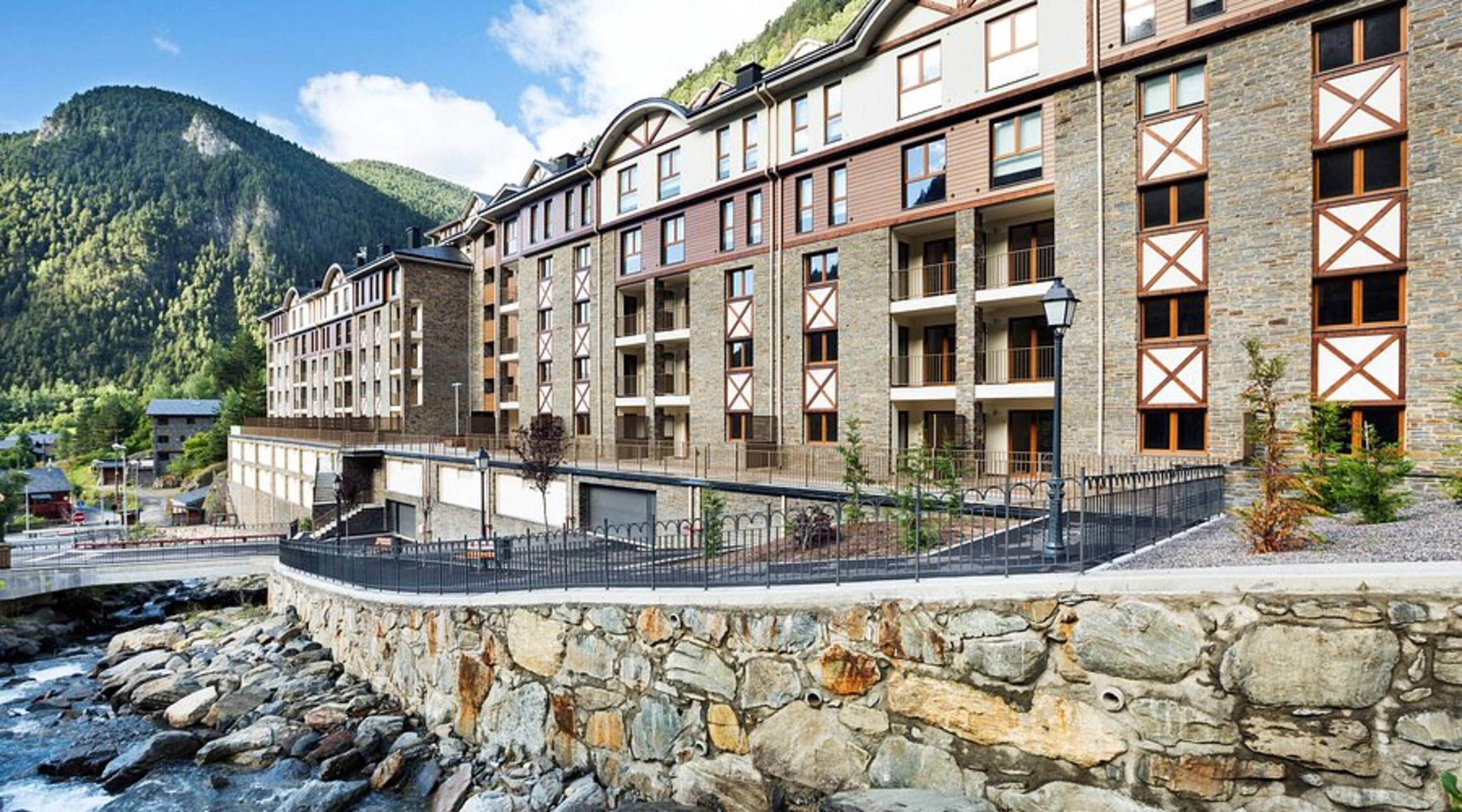 Una imatge d'uns edificis a Arinsal. Una imatge d'uns edificis a Arinsal.