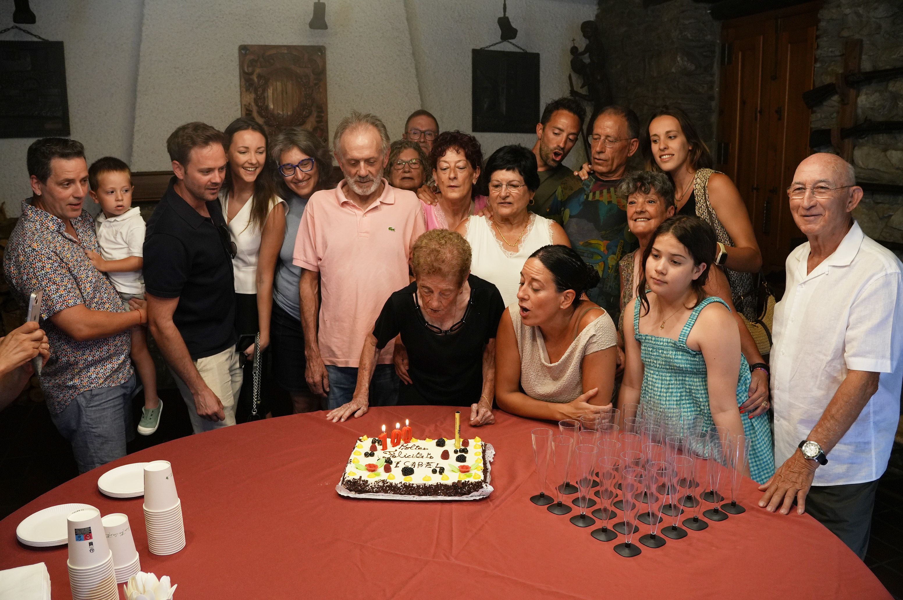 Sant Julià homenatja Isabel Olivares pel seu 100è aniversari a Casa Comuna i amb la presència de la seva família.