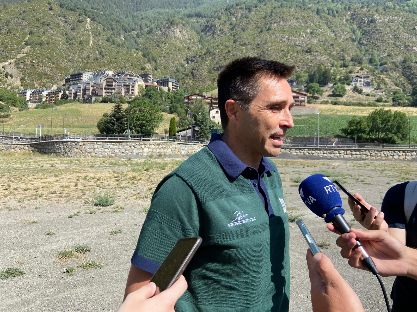 Fernando Belasteguín, atenent als mitjans de comunicació presents sobre els nous terrenys del Bela Padel Center. Fernando Belasteguín, atenent als mitjans de comunicació presents sobre els nous terrenys del Bela Padel Center.