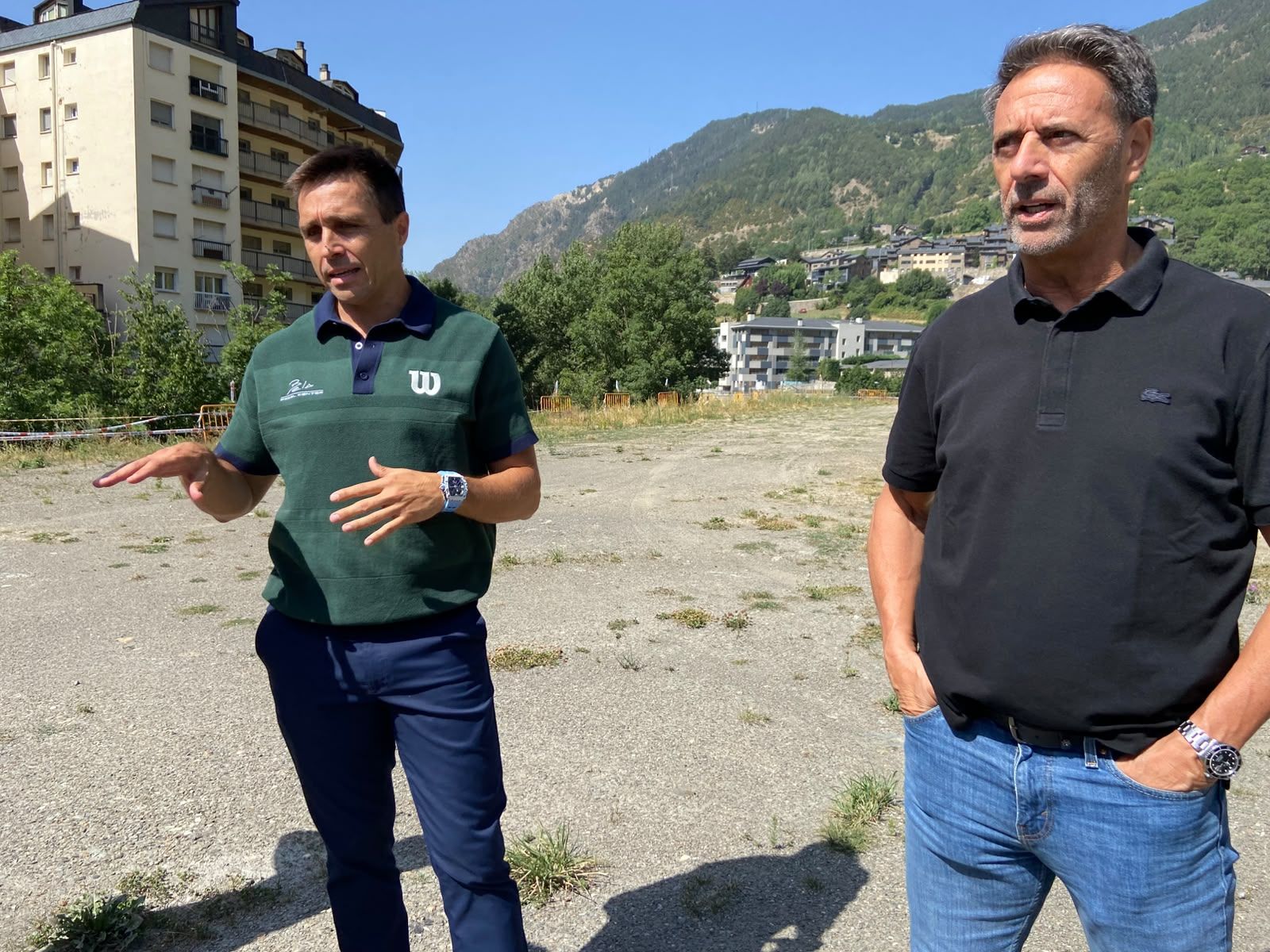 Bela, explicant el nou projecte amb el director d'obra. La portaveu del Sindicat, Rebeca Bonache.