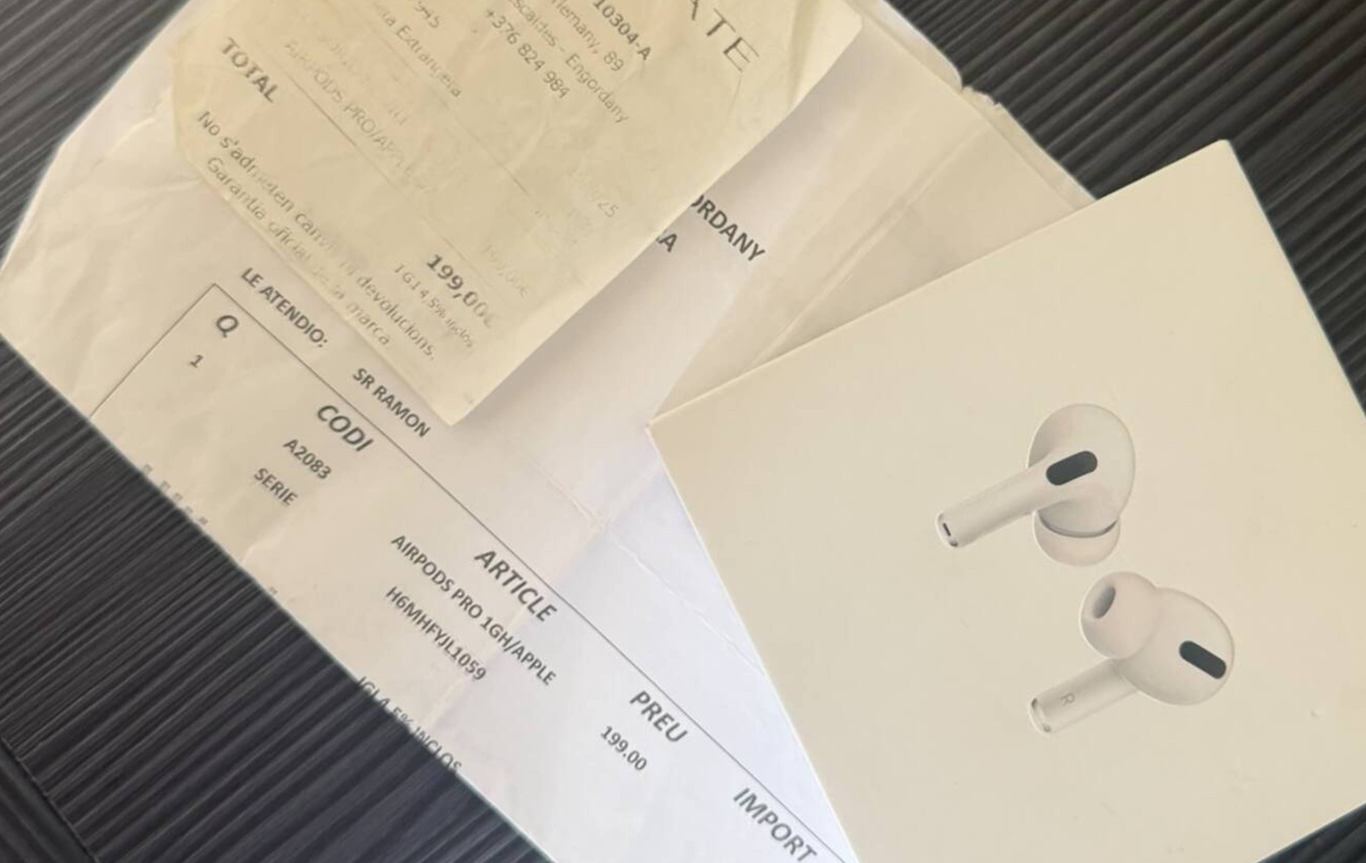 La caixa dels airpods amb la factura i el tiquet de compra. La caixa dels airpods amb la factura i el tiquet de compra.