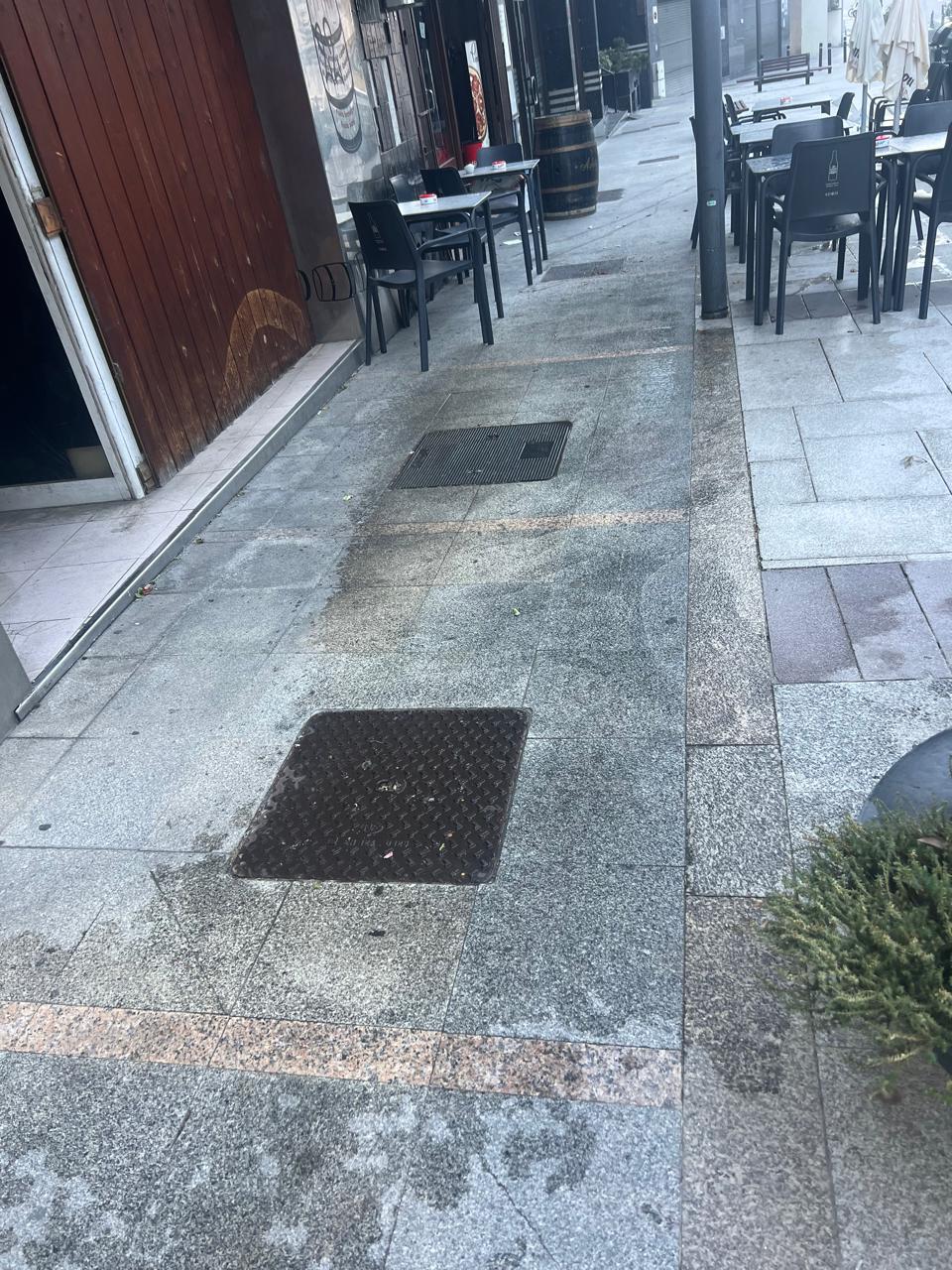 Part de la terrassa del bar mullada. Part de la terrassa del bar mullada.