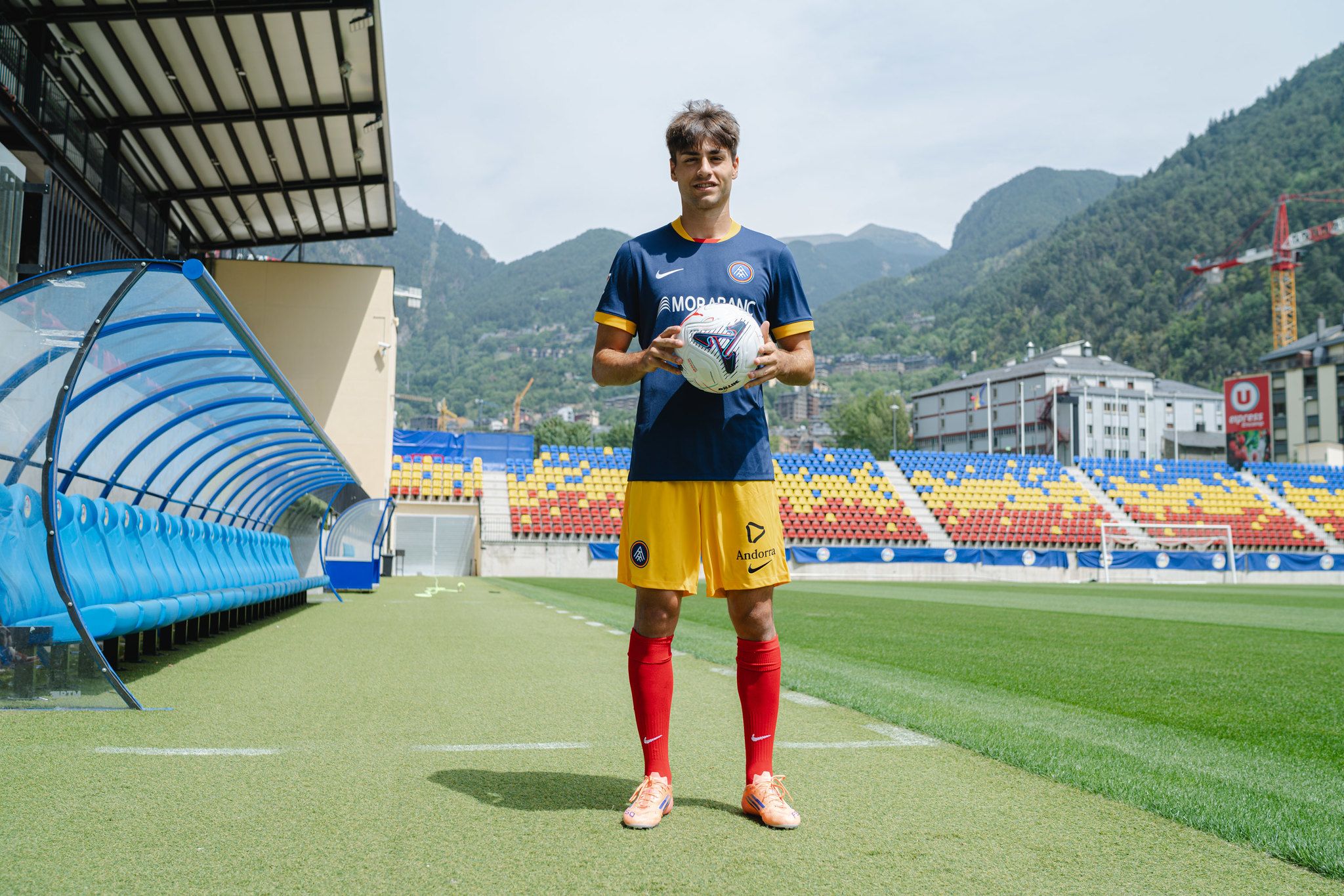 El migcampista Hugo Solozábal, vestit de l'FC Andorra sobre la gespa d'Encamp.