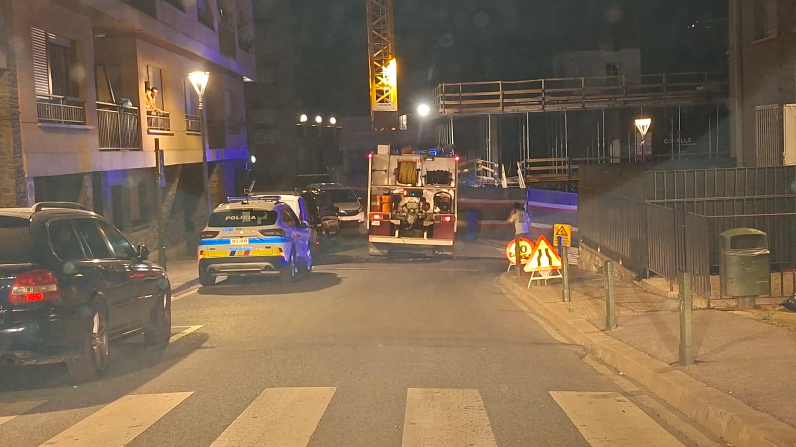Els bombers i la policia a la zona del Cedre. Els bombers i la policia a la zona del Cedre.