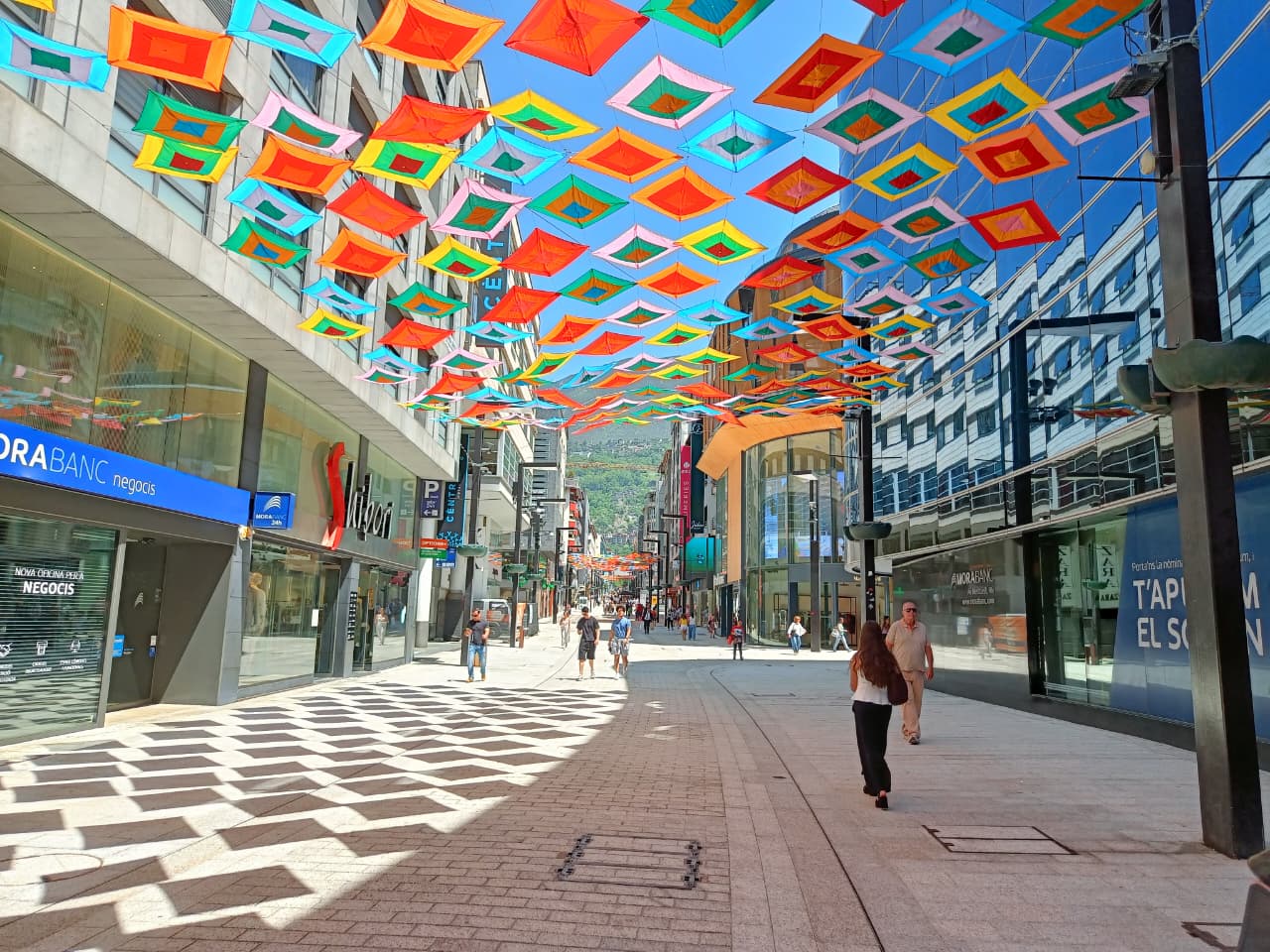 Visitants a l'avinguda Meritxell d'Andorra la Vella.