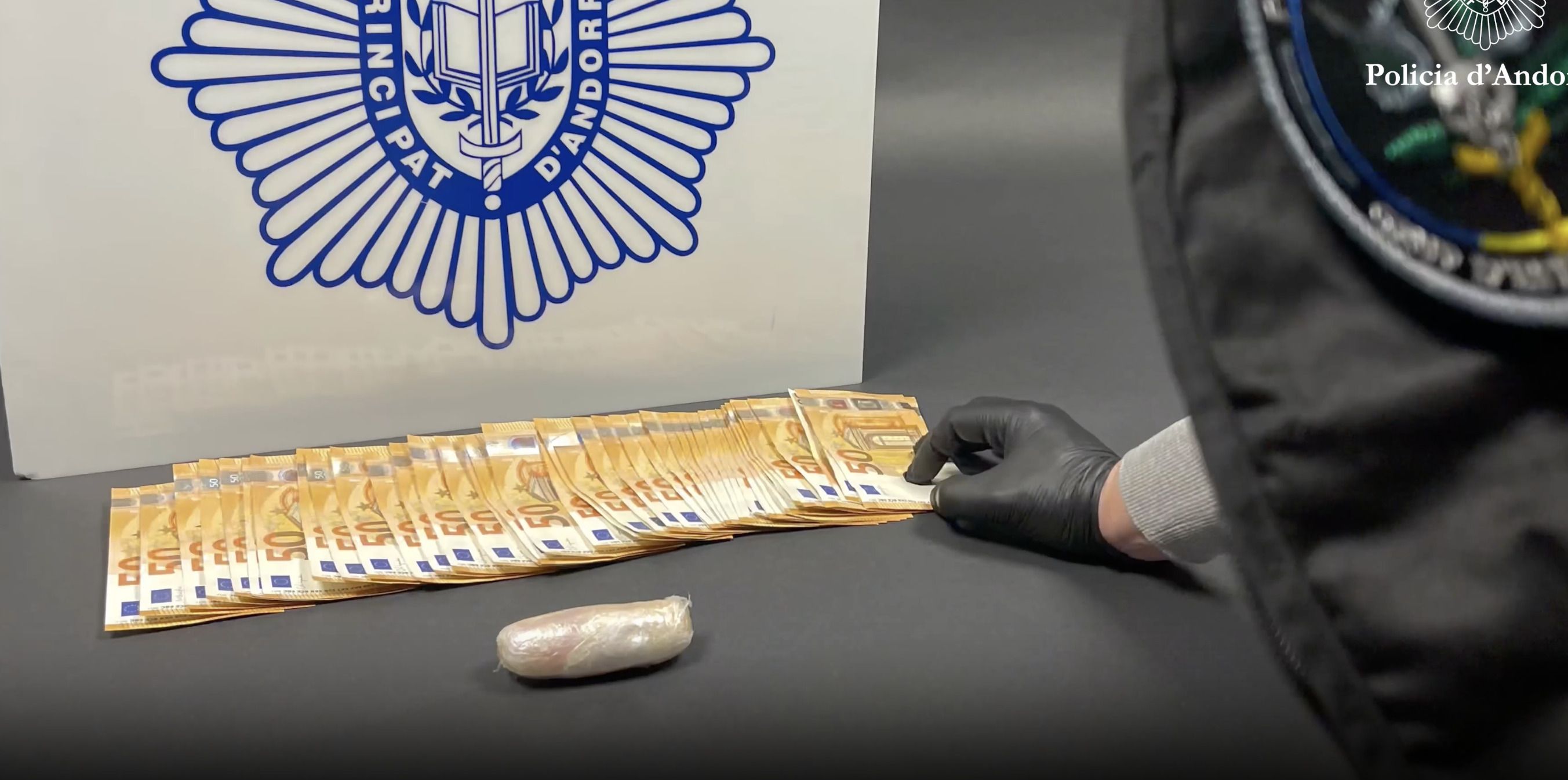 El 'paquet' amb la droga i els diners comissats en el cas.