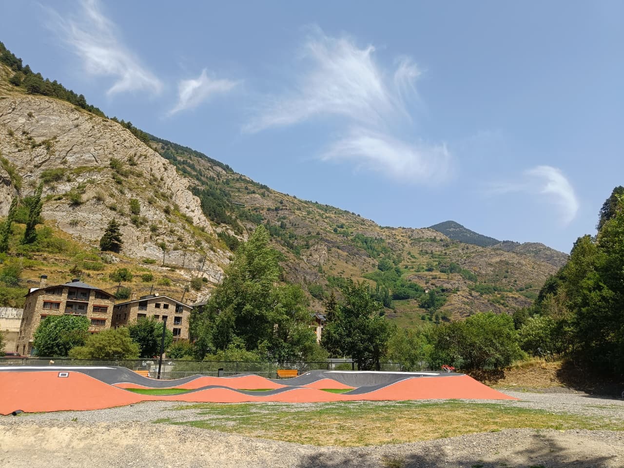 Vista de la zona de l'Armiana des del Càmping Pla, on hi hauria la sortida del telefèric. Vista de la zona de l'Armiana des del Càmping Pla, on hi hauria la sortida del telefèric.
