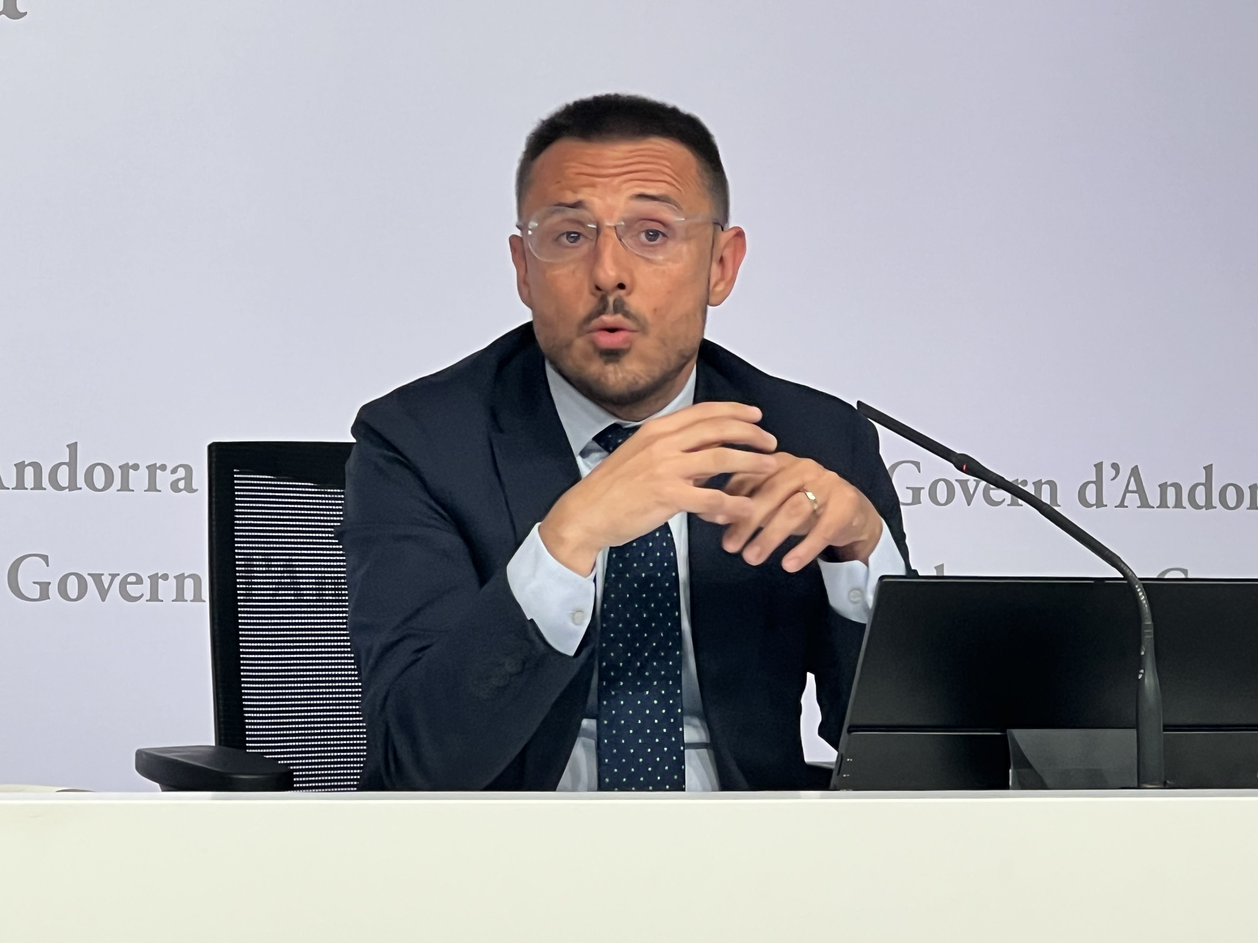 Joan León donant compte de detalls del programa de contractació en origen. Joan León donant compte de detalls del programa de contractació en origen.