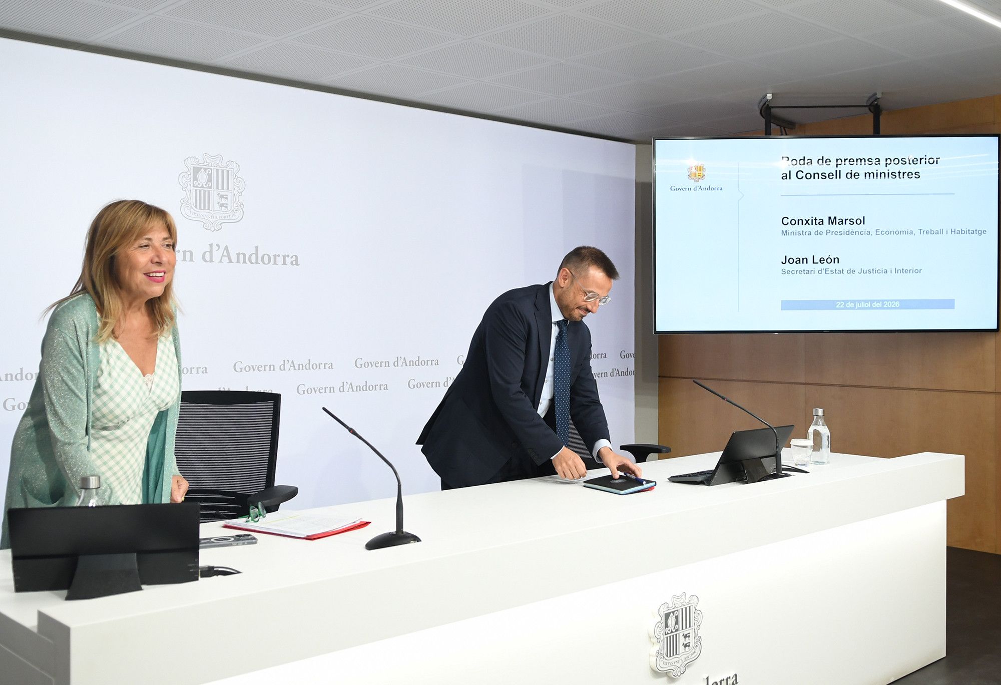 Conxita Marsol i Joan Antoni León a la sala de premsa del Govern aquest dimecres.