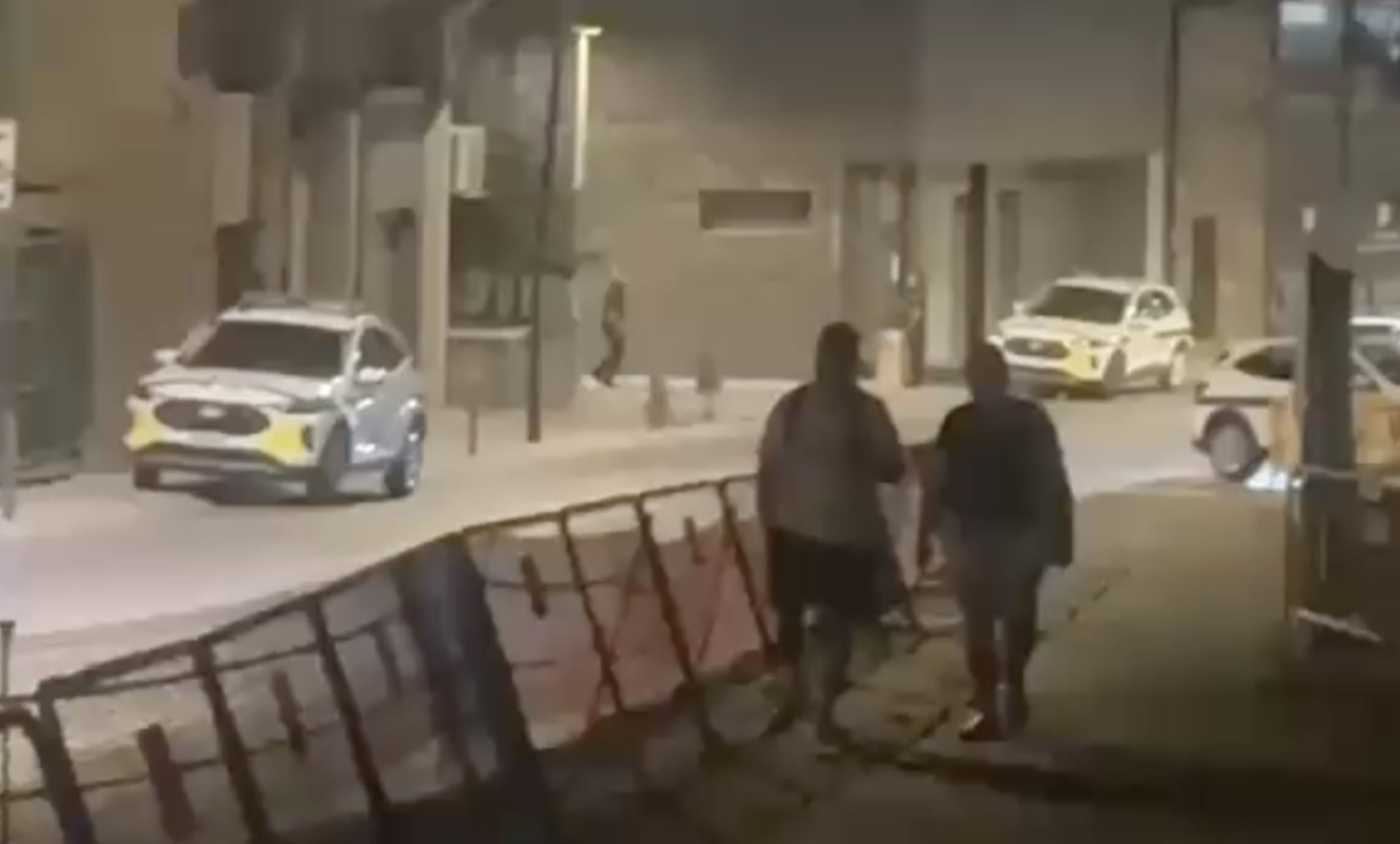 Els tres vehicles policials aparcats sobre la vorera.