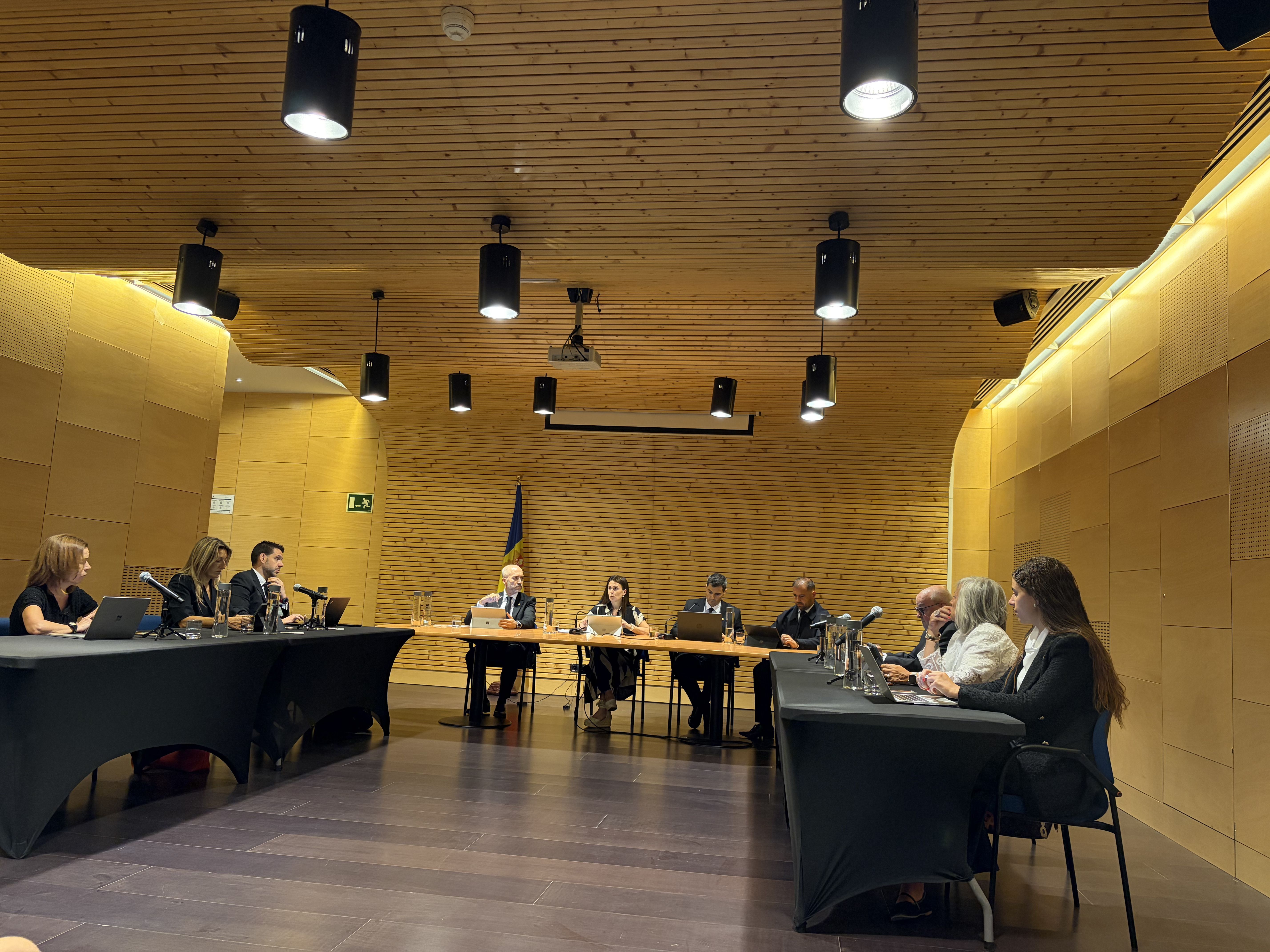 Tradicionalment, a l'estiu, se celebra un consell de comú al Pas de la Casa. Tradicionalment, a l'estiu, se celebra un consell de comú al Pas de la Casa.