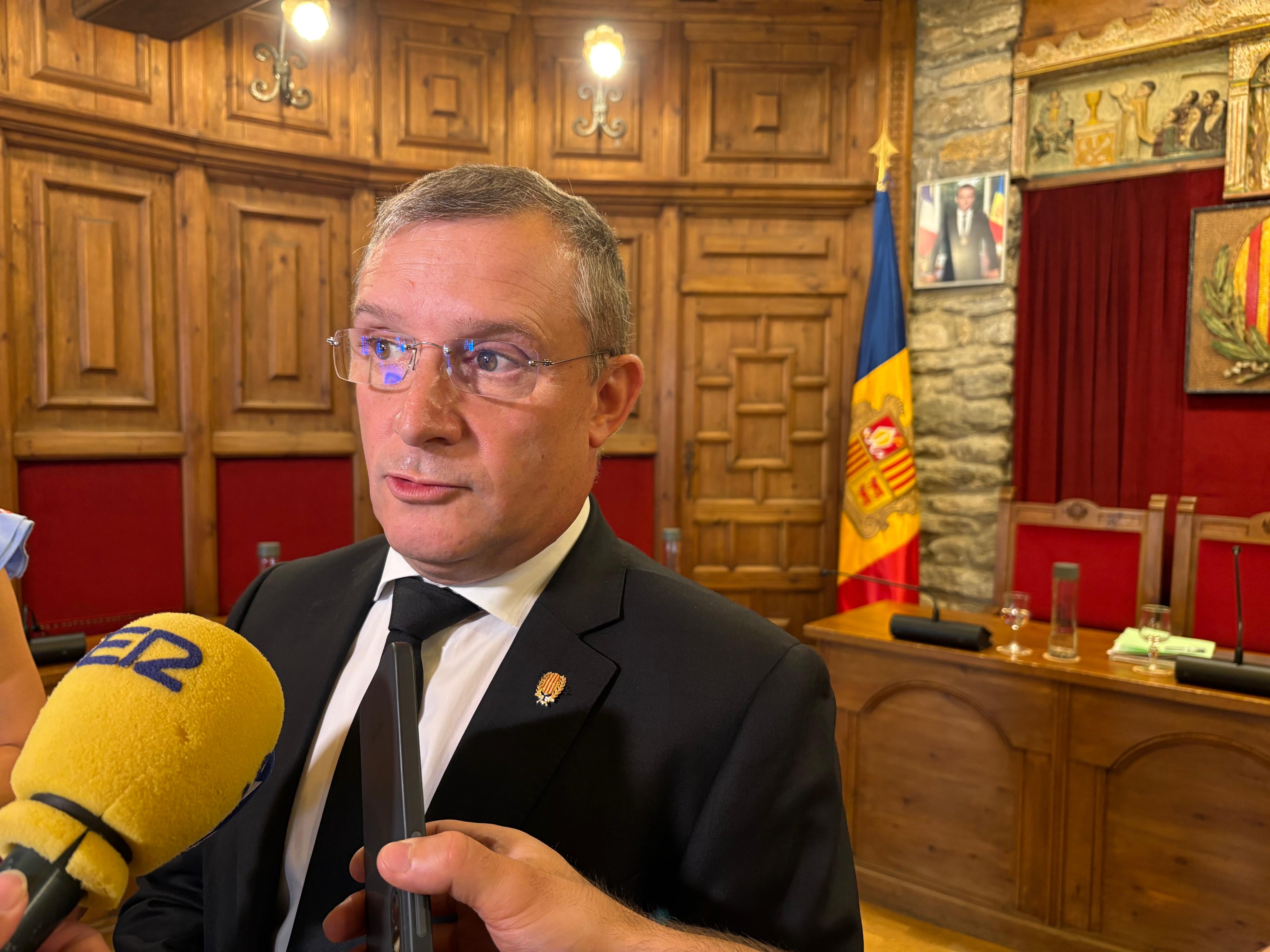 el conseller d'oposició, Josep Majoral, parlant amb els mitjans després de la sessió