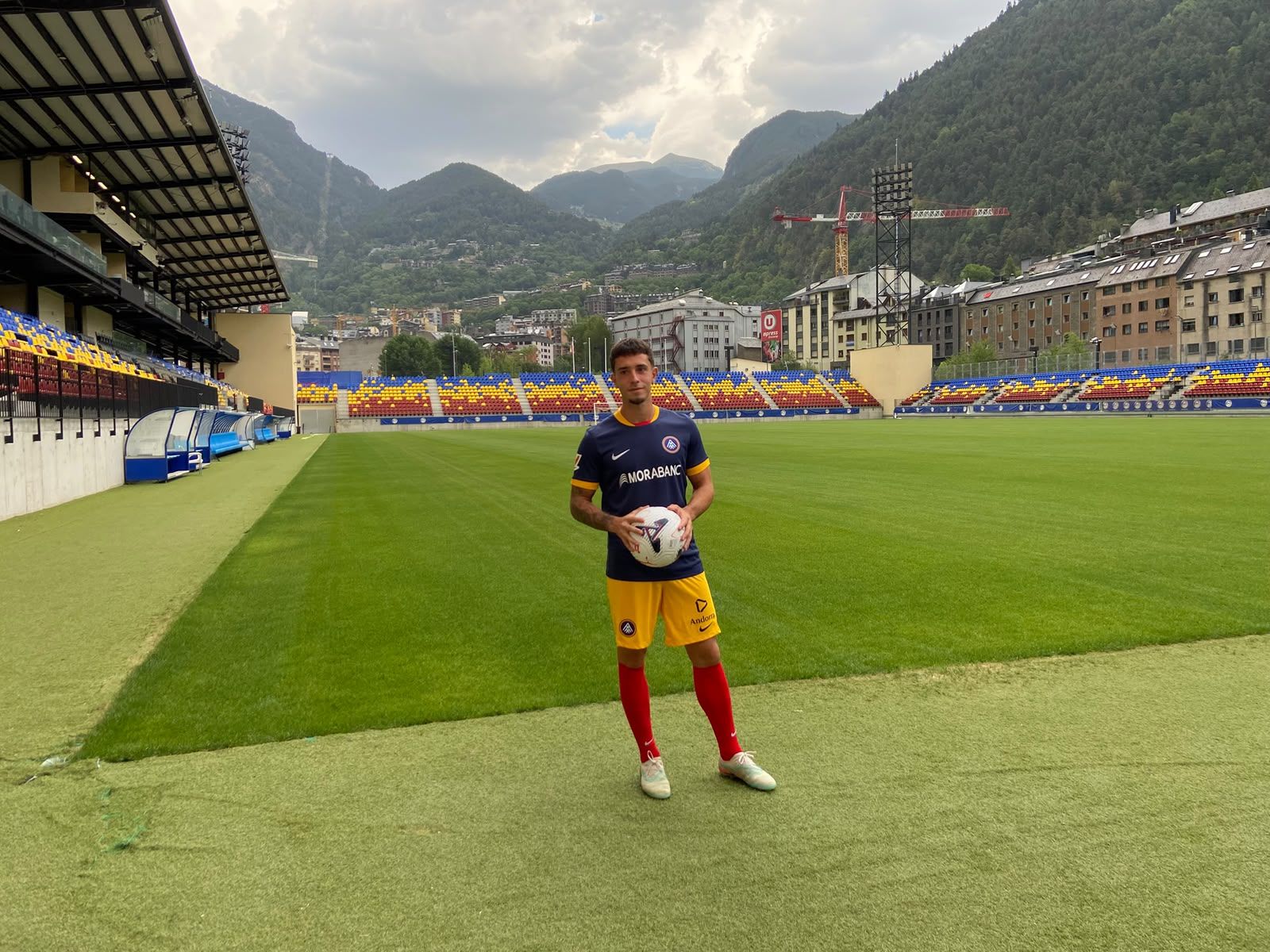 Aron Rodrigo, sobre la gespa de l'estadi on també disputa els seus partits com a internacional.