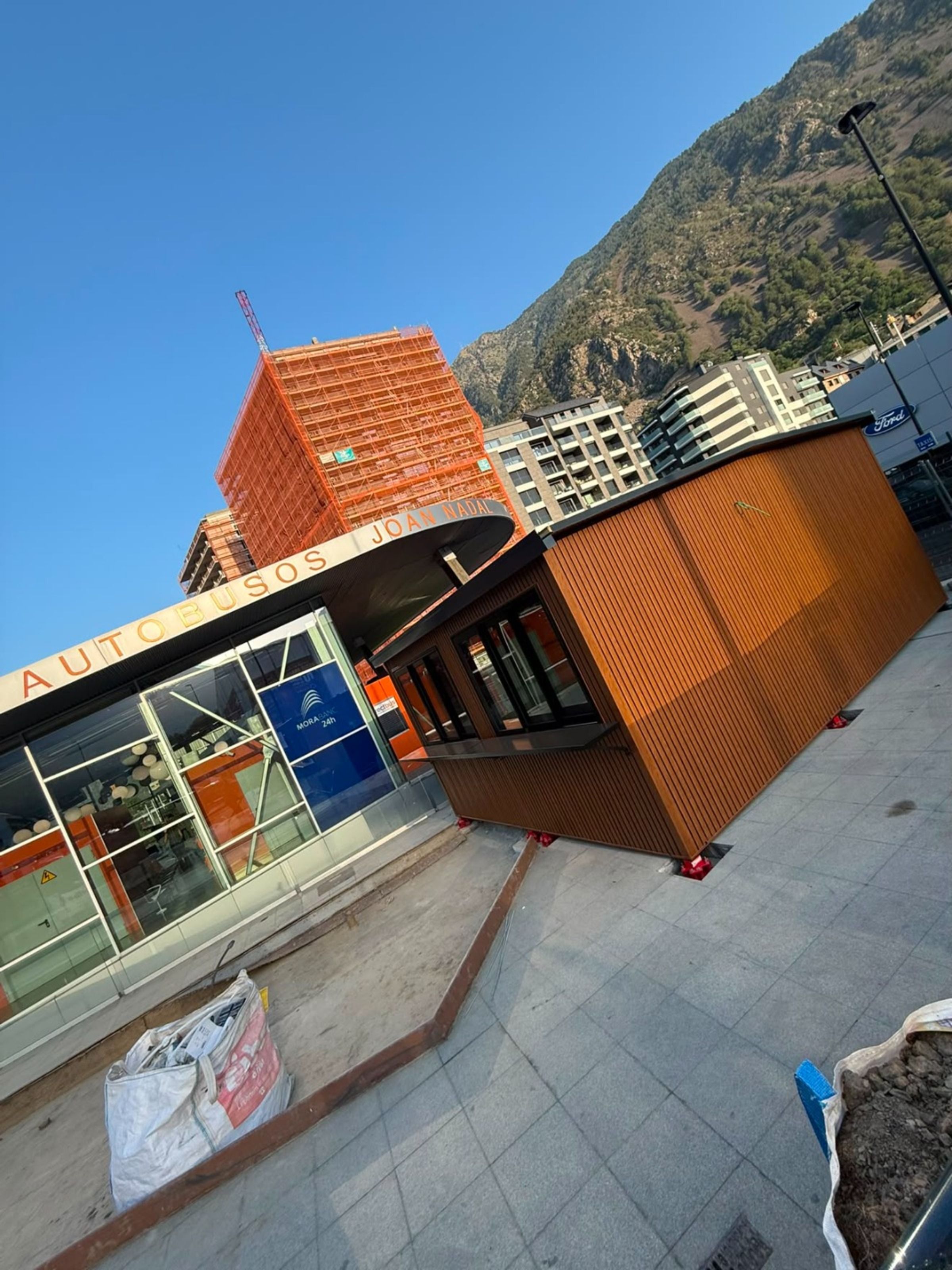 Vista de l'estructura de la futura cafeteria davant de l'Estació Nacional d'Autobusos Joan Nadal.