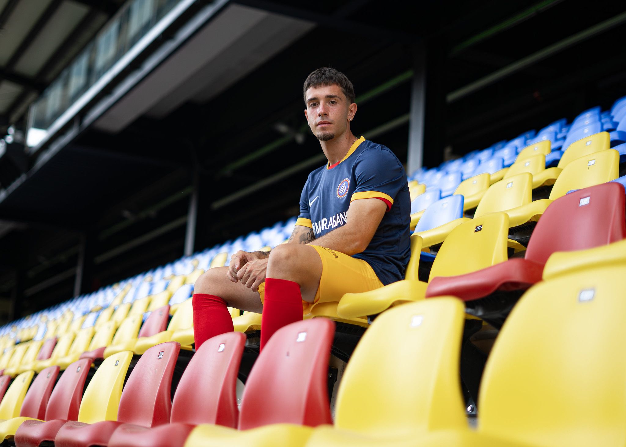 Aron Rodrigo, a la grada de l'estadi d'Encamp.